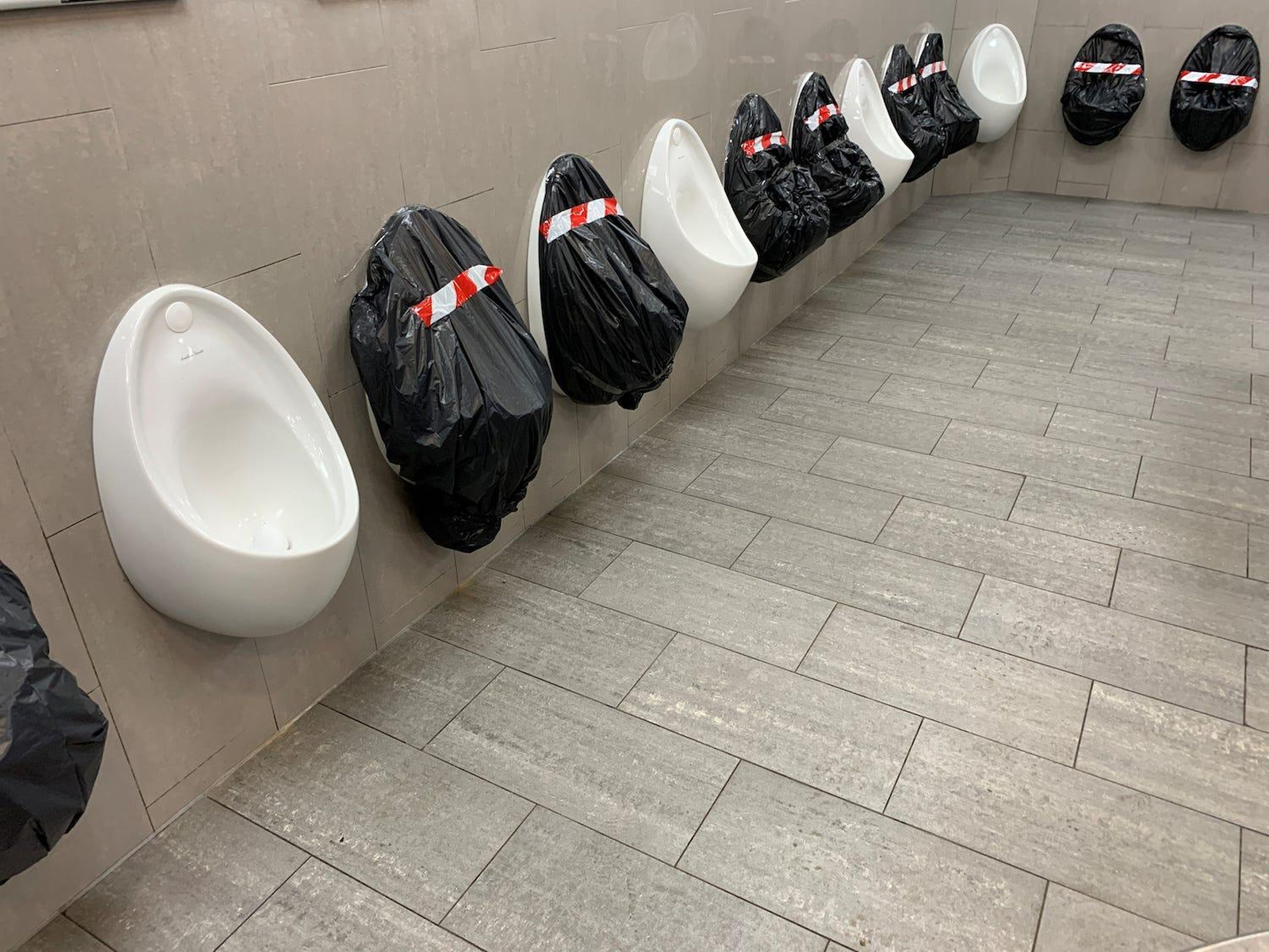 Urinarios preparados para mantener el distanciamiento social en la autopista M20 en Maidstone, Gran Bretaña, el 26 de marzo de 2020.