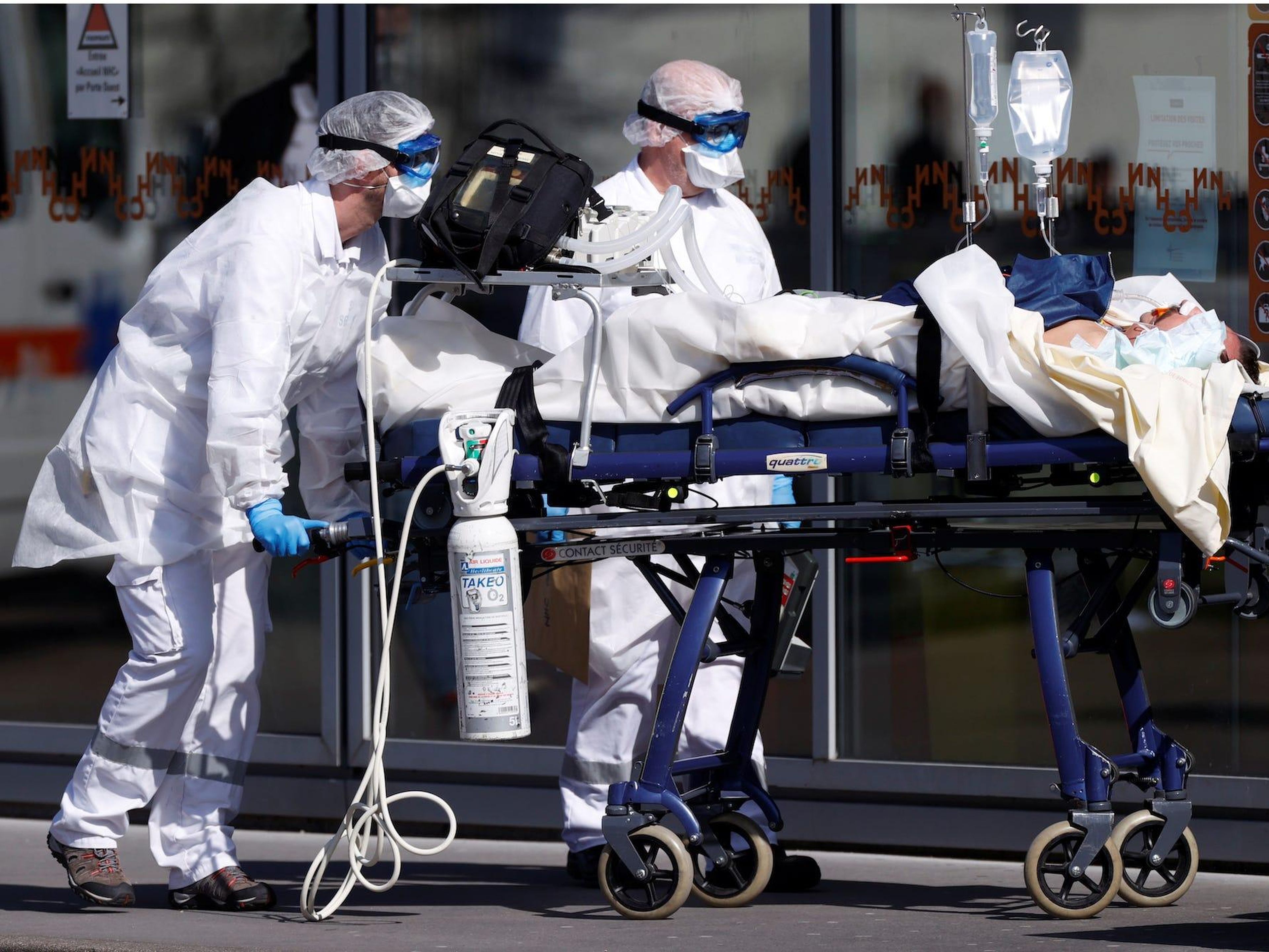 El equipo de rescate francés de SMUR con trajes protectores lleva a un paciente al hospital de la Universidad de Estrasburgo mientras Francia enfrenta una progresión agresiva de la enfermedad por coronavirus (COVID-19), 16 de marzo de 2020.