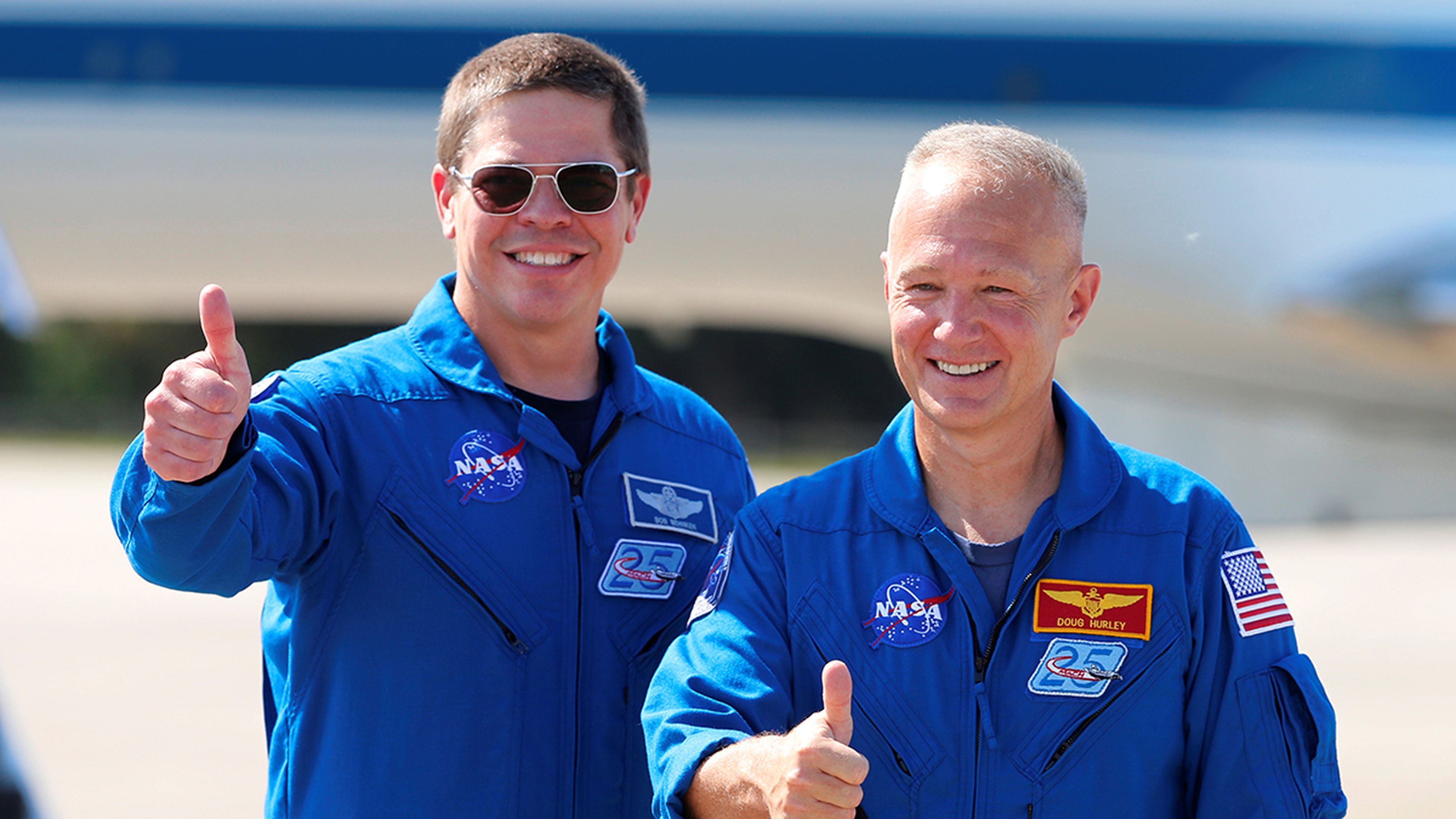 Los astronautas Bob Behnken y Doug Hurley de la NASA posando en Cabo Cañaveral.