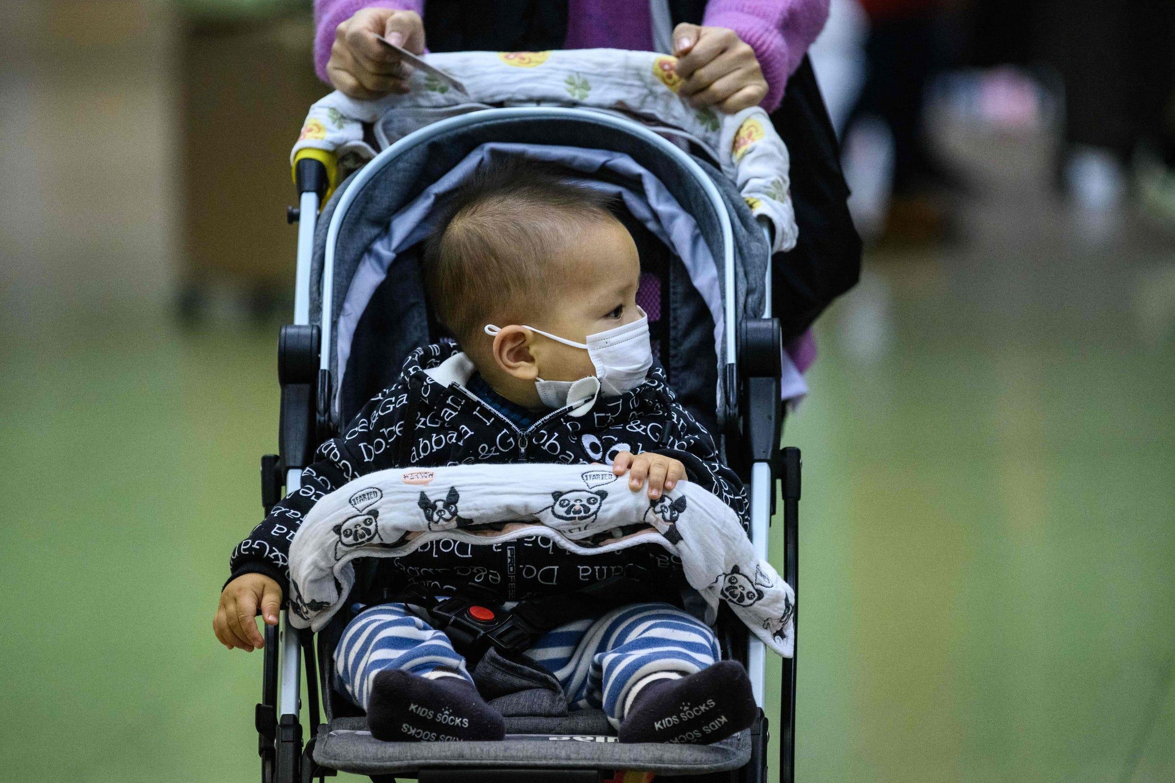 Un bebé con una máscara facial protectora en Hong Kong el 3 de febrero de 2020.