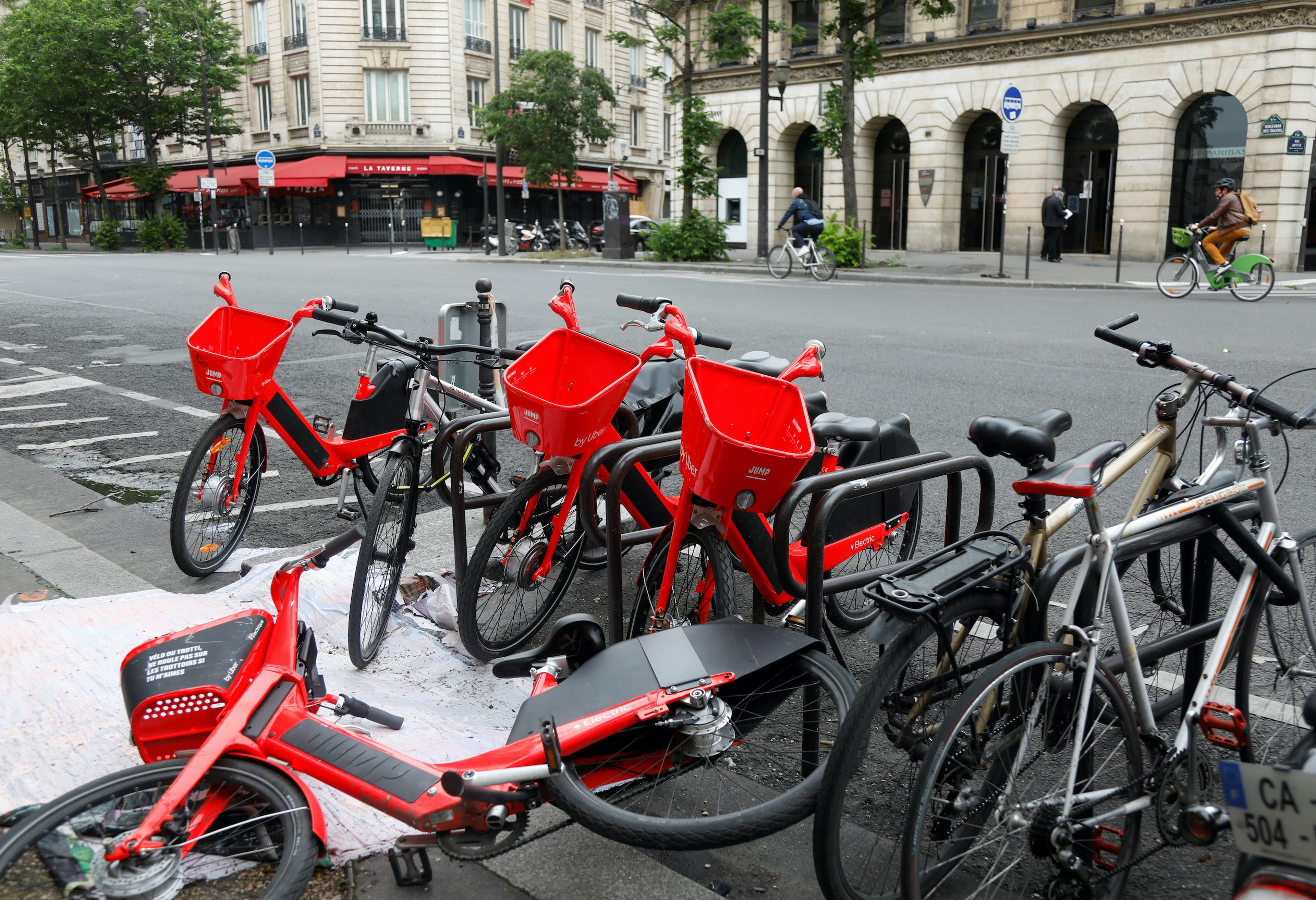 Bicicletas Jump de Uber en París, en medio de la pandemia del coronavirus.