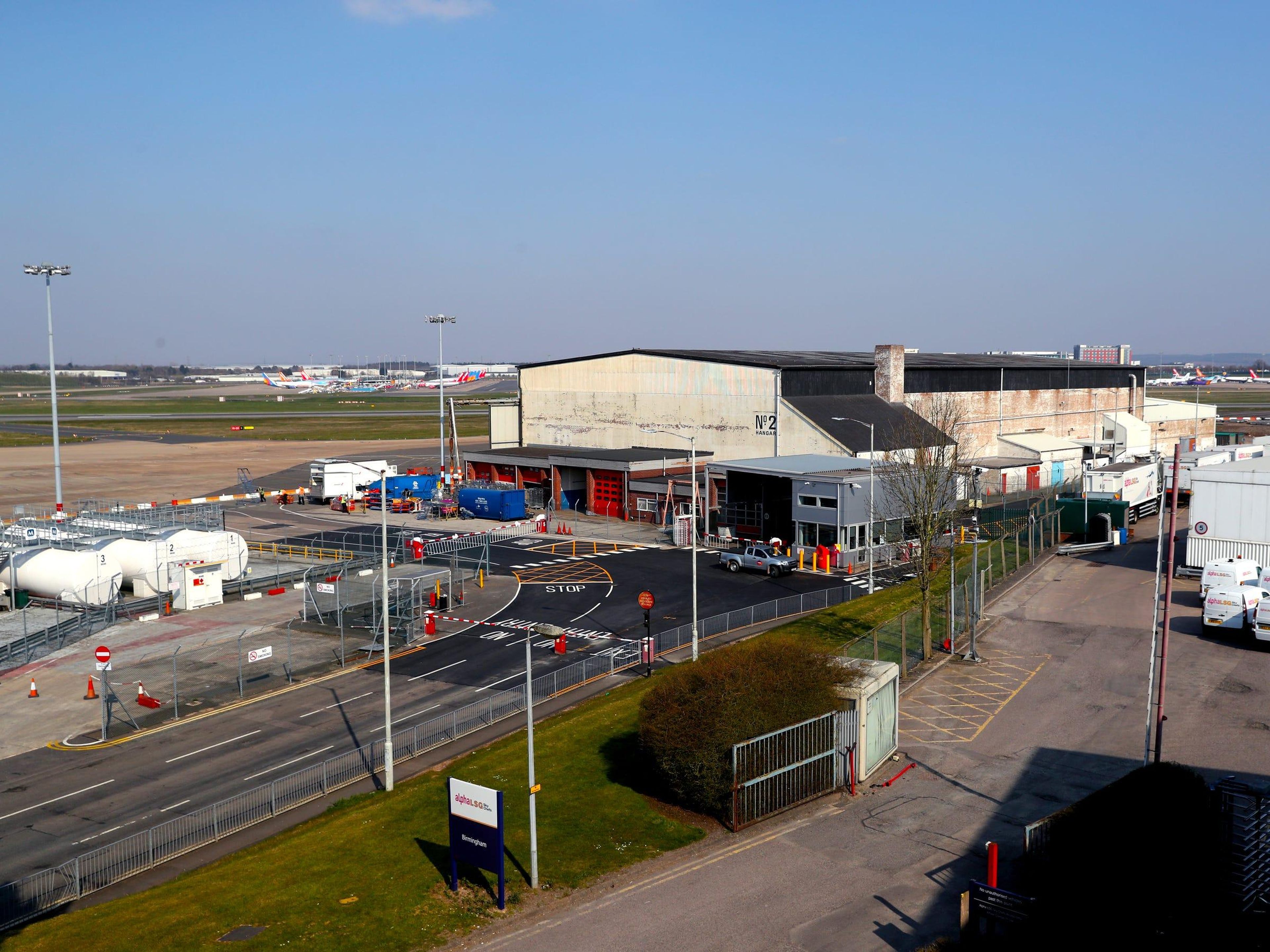 El aeropuerto de Birmingham en Inglaterra ofrece el uso de uno de sus hangares para ser usado como morgue.