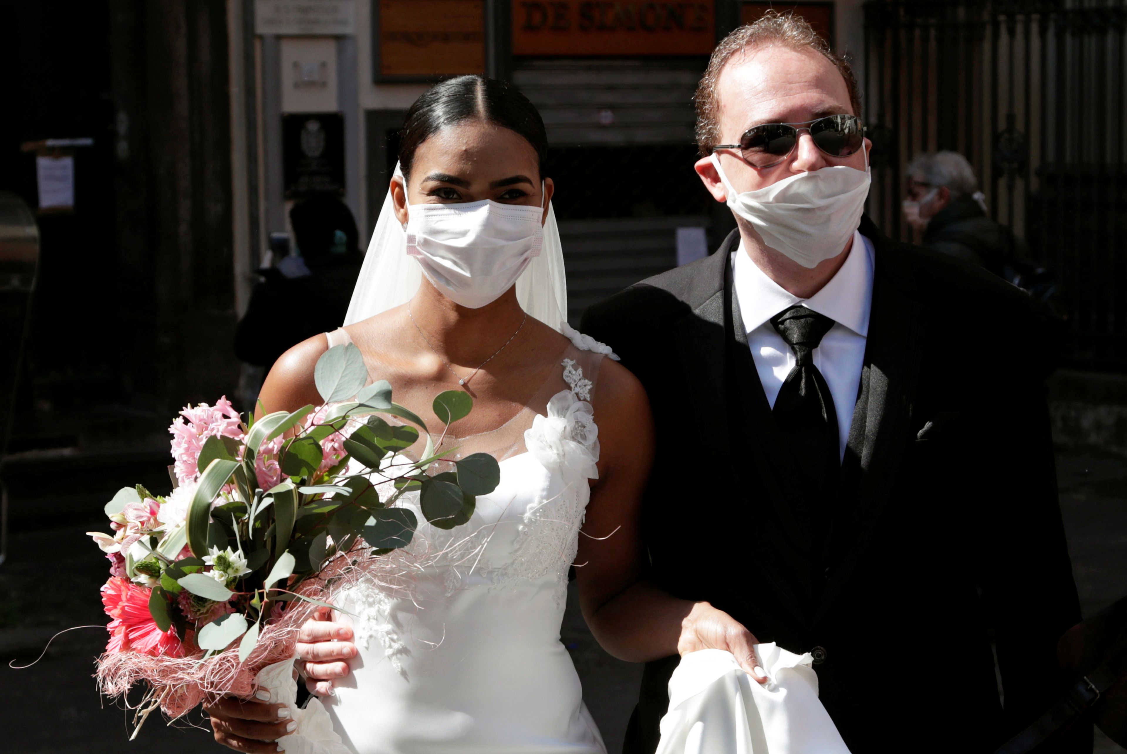 Una pareja de novios celebra su boda en Nápoles (Italia) en mitad de las medias de confinamiento asumidas por el país frente al coronavirus, el 20 de marzo de 2020.