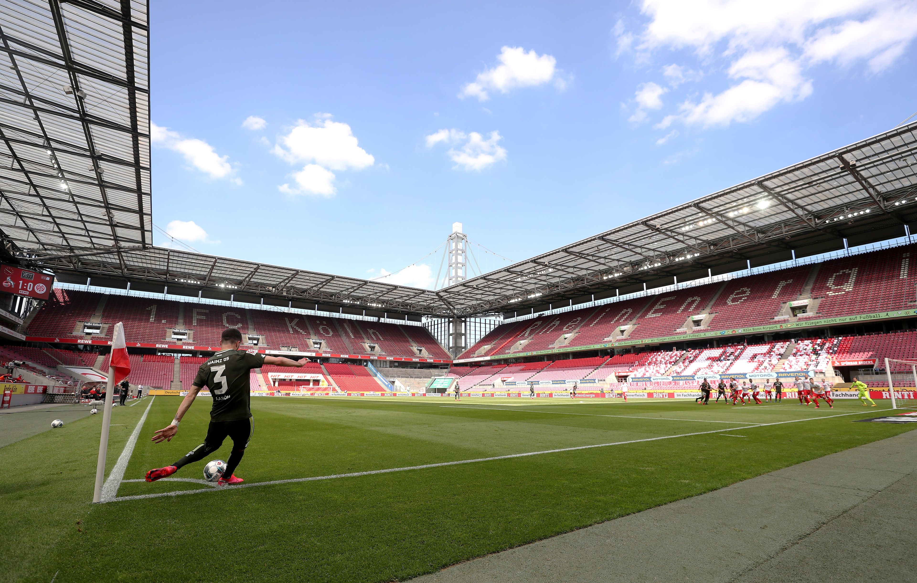 Partido disputado a puerta cerrada en Alemania entre el FC Colonia y el FSV Mainz 05, en la primera jornada de fútbol tras el coronavirus