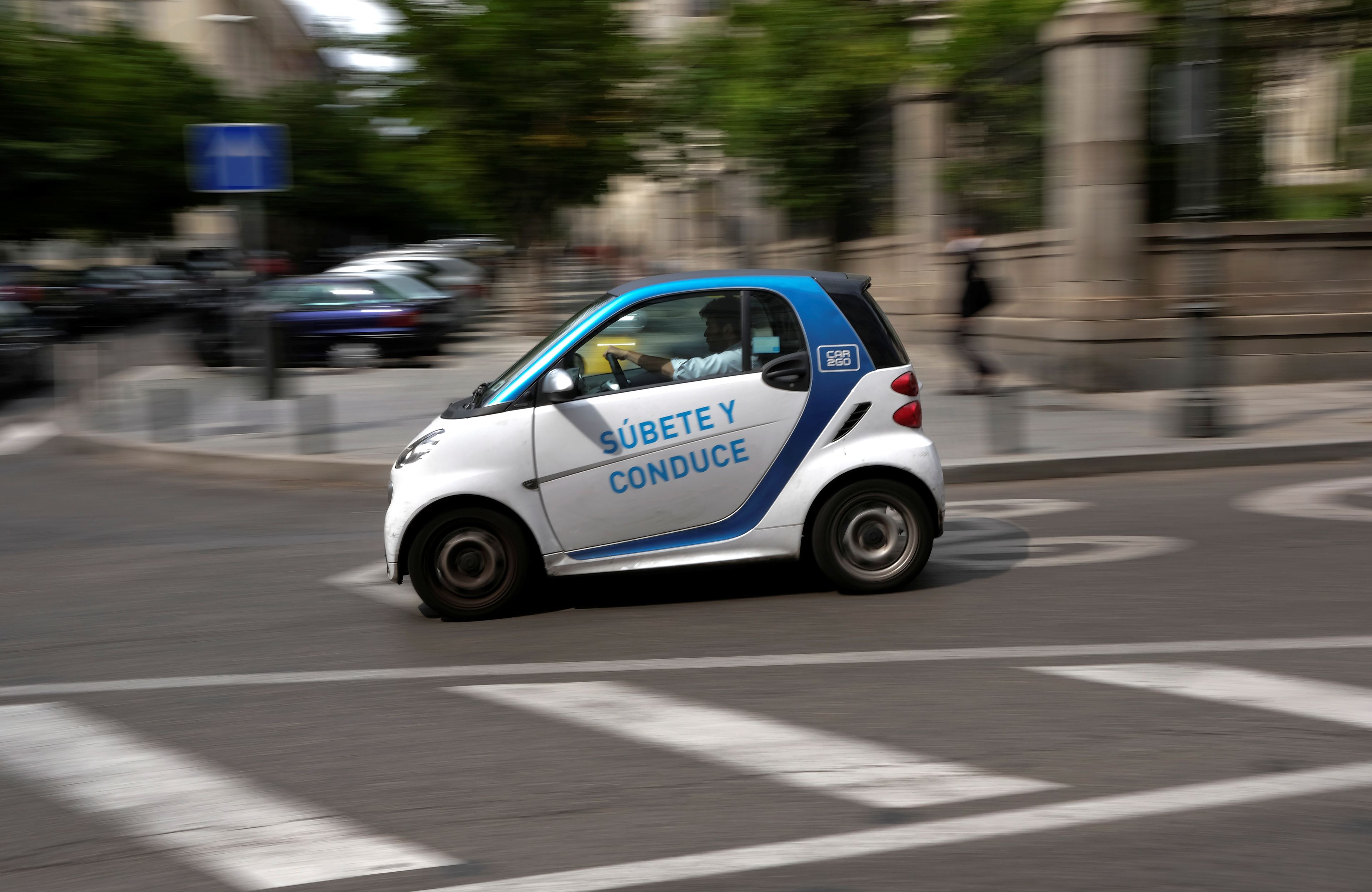 Un coche eléctrico compartido de Car2go circula por Madrid.