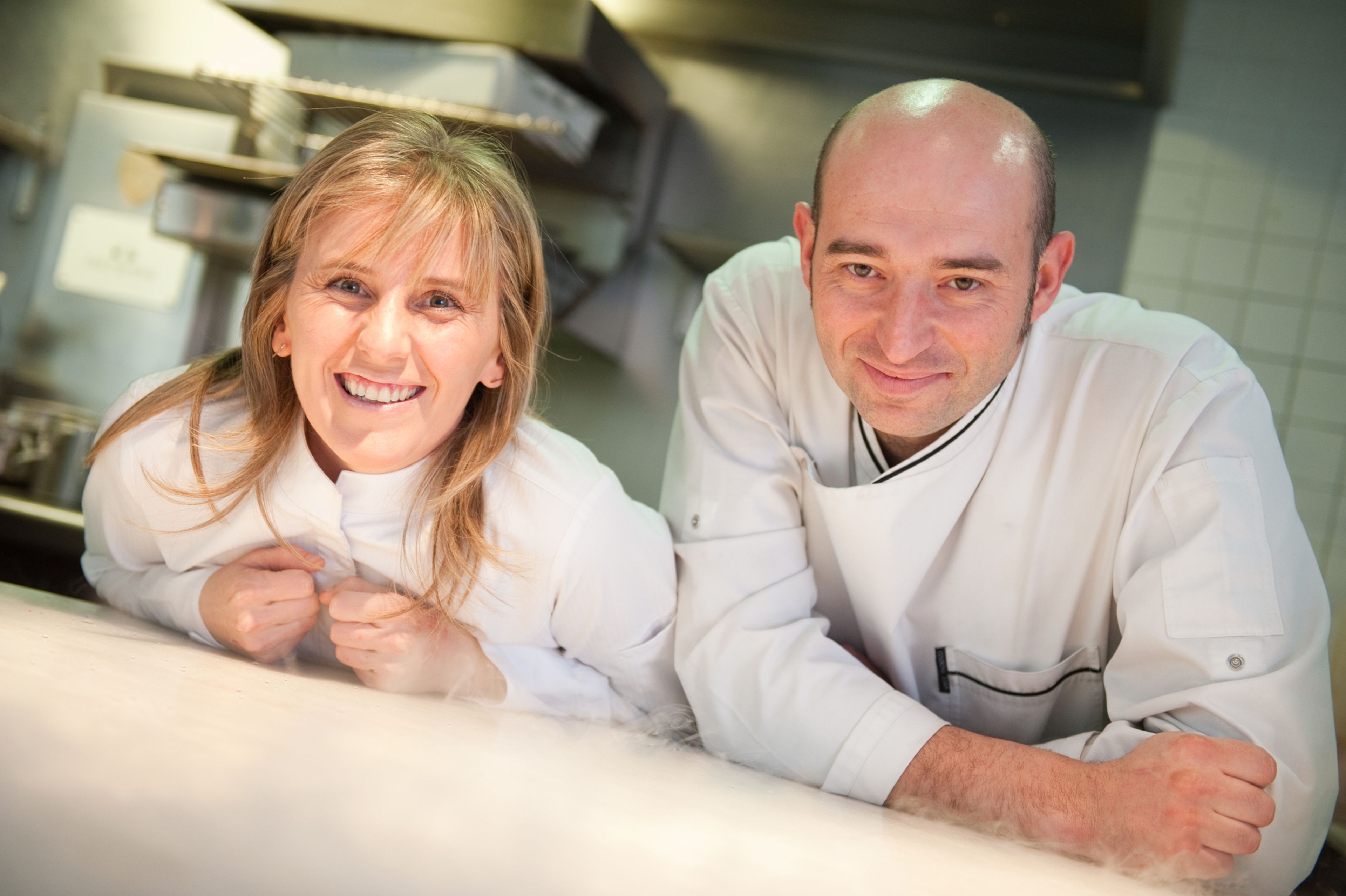 Yolanda León y Juanjo Pérez, chefs y propietarios del restaurante con una entrella Michelin Cocinandos de León.