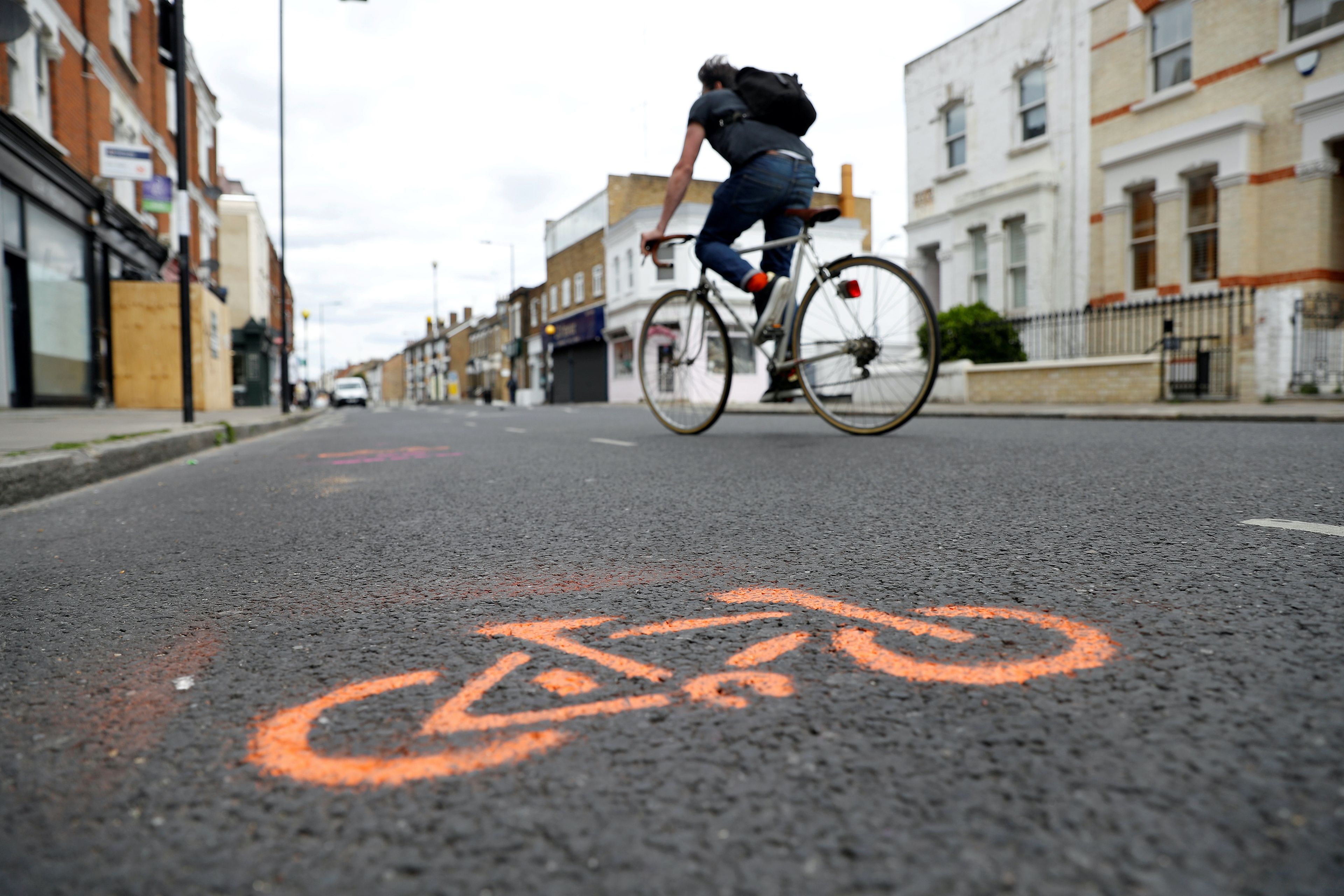 Un ciclista circula por un carril bici temporal en Londres.