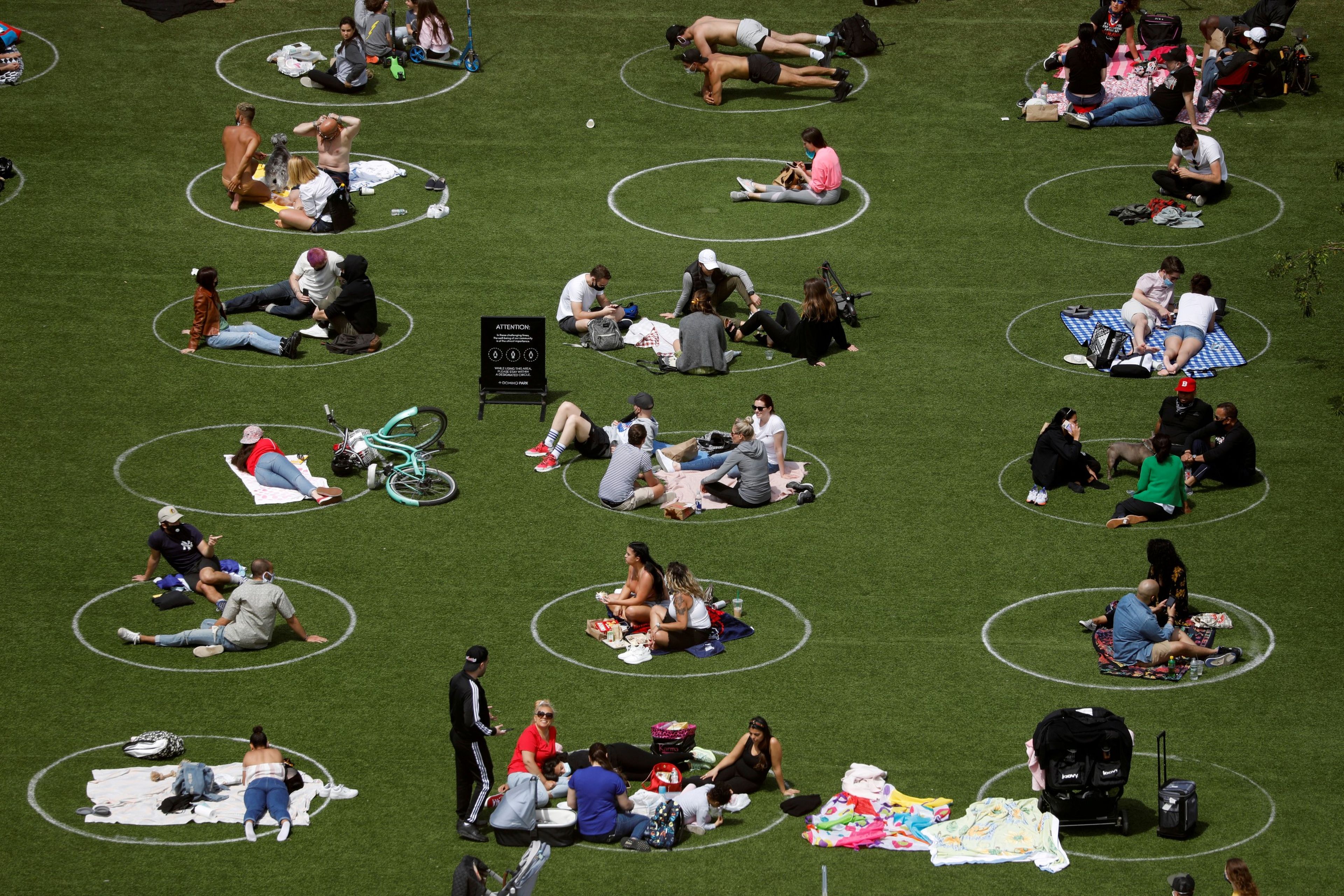 Círculos para mantener la distancia social en un parque de Brooklyn, en la ciudad de Nueva York (Estados Unidos).