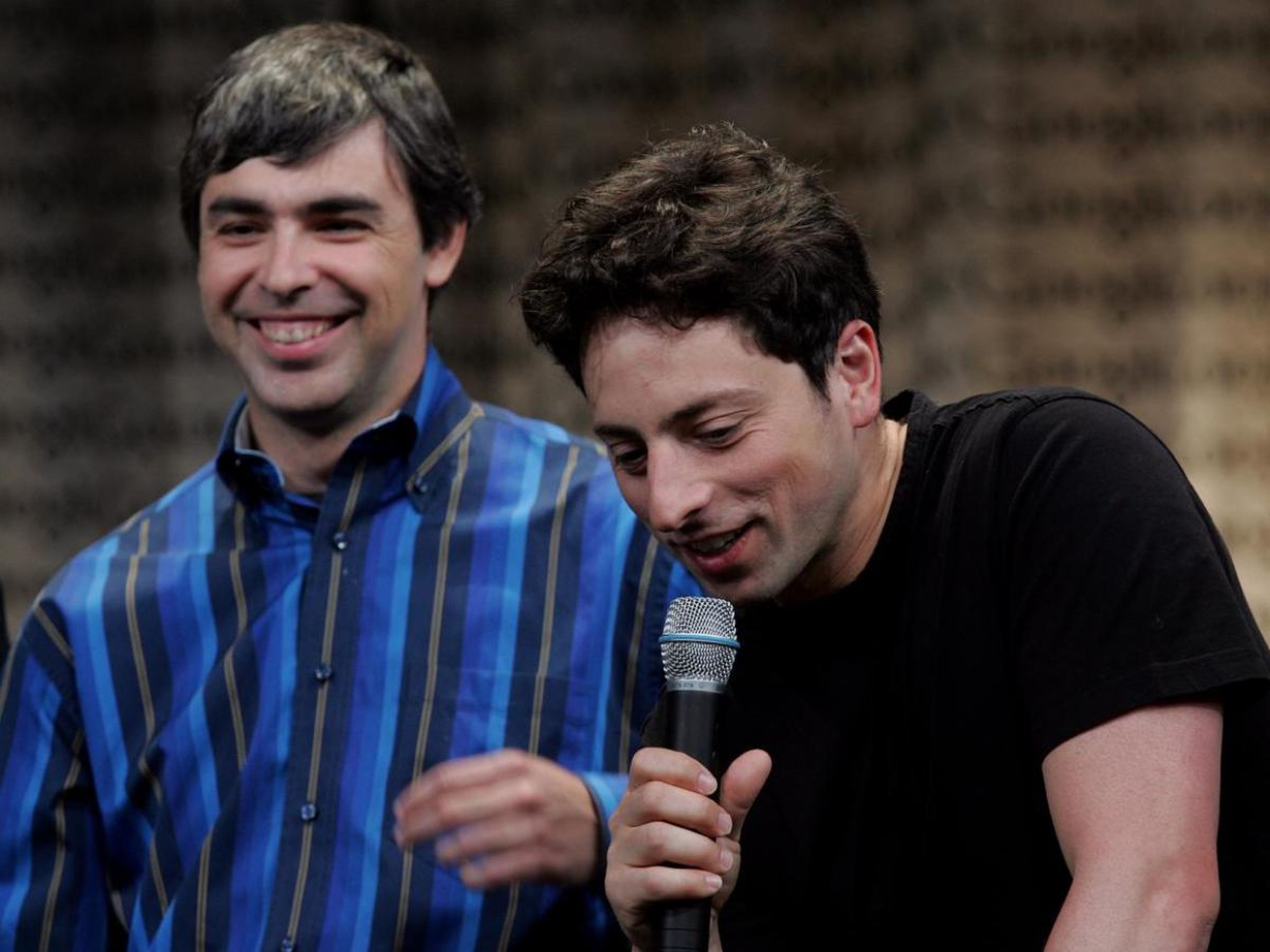 Los cofundadores de Google Page y Brin sonríen durante una conferencia de prensa en Mountain View