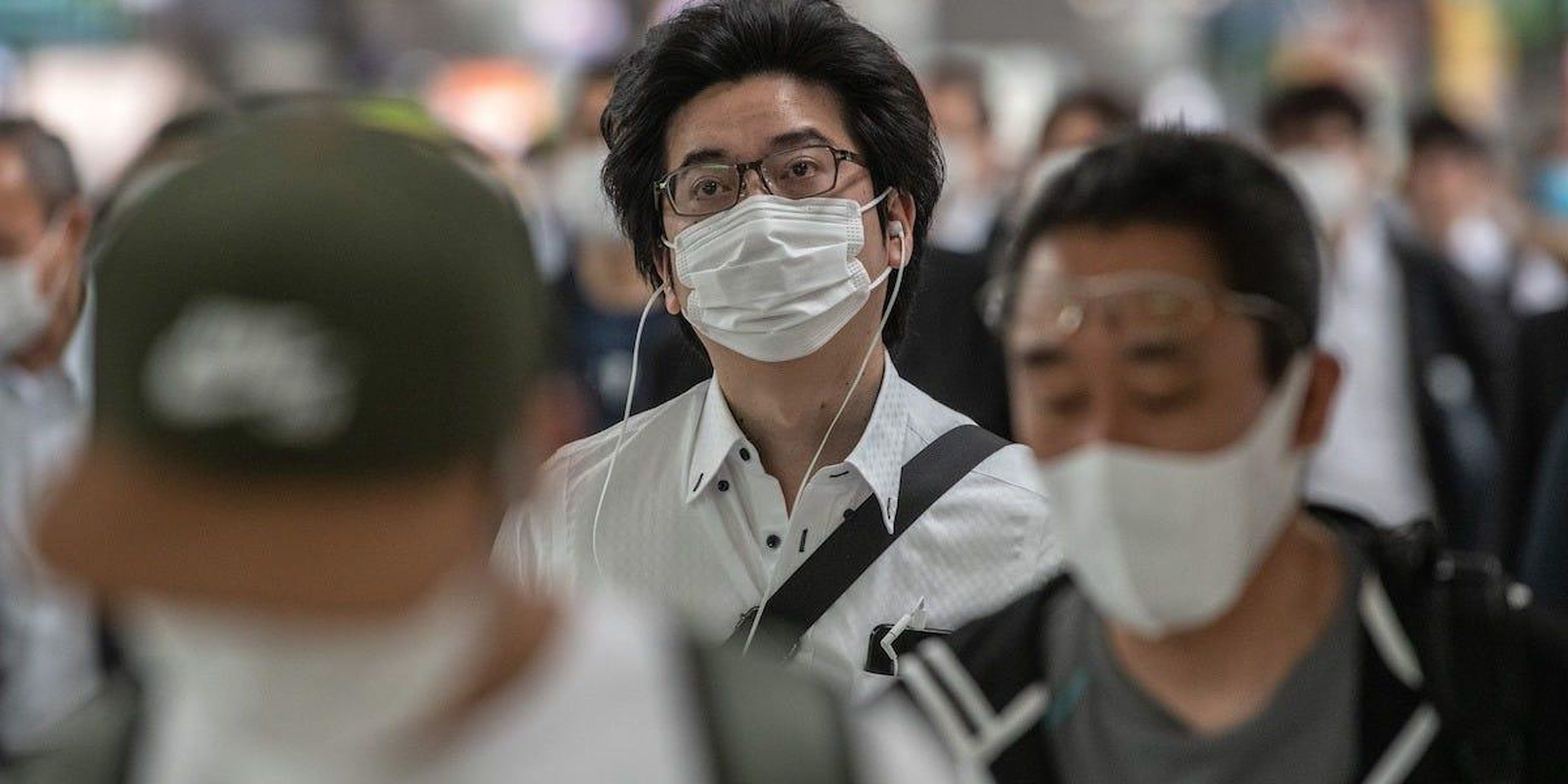 Gente desplazándose con mascarilla en Japón.