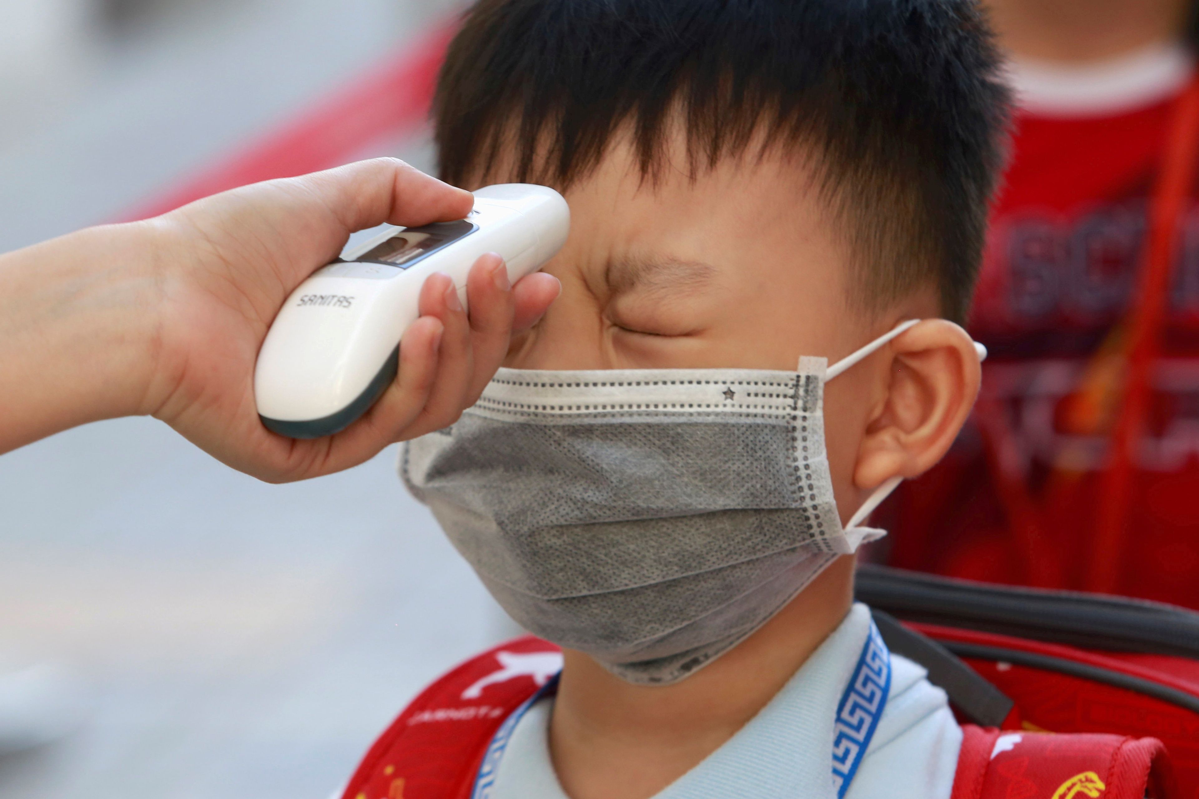 Un control de temperatura a un niño en plena pandemia del coronavirus