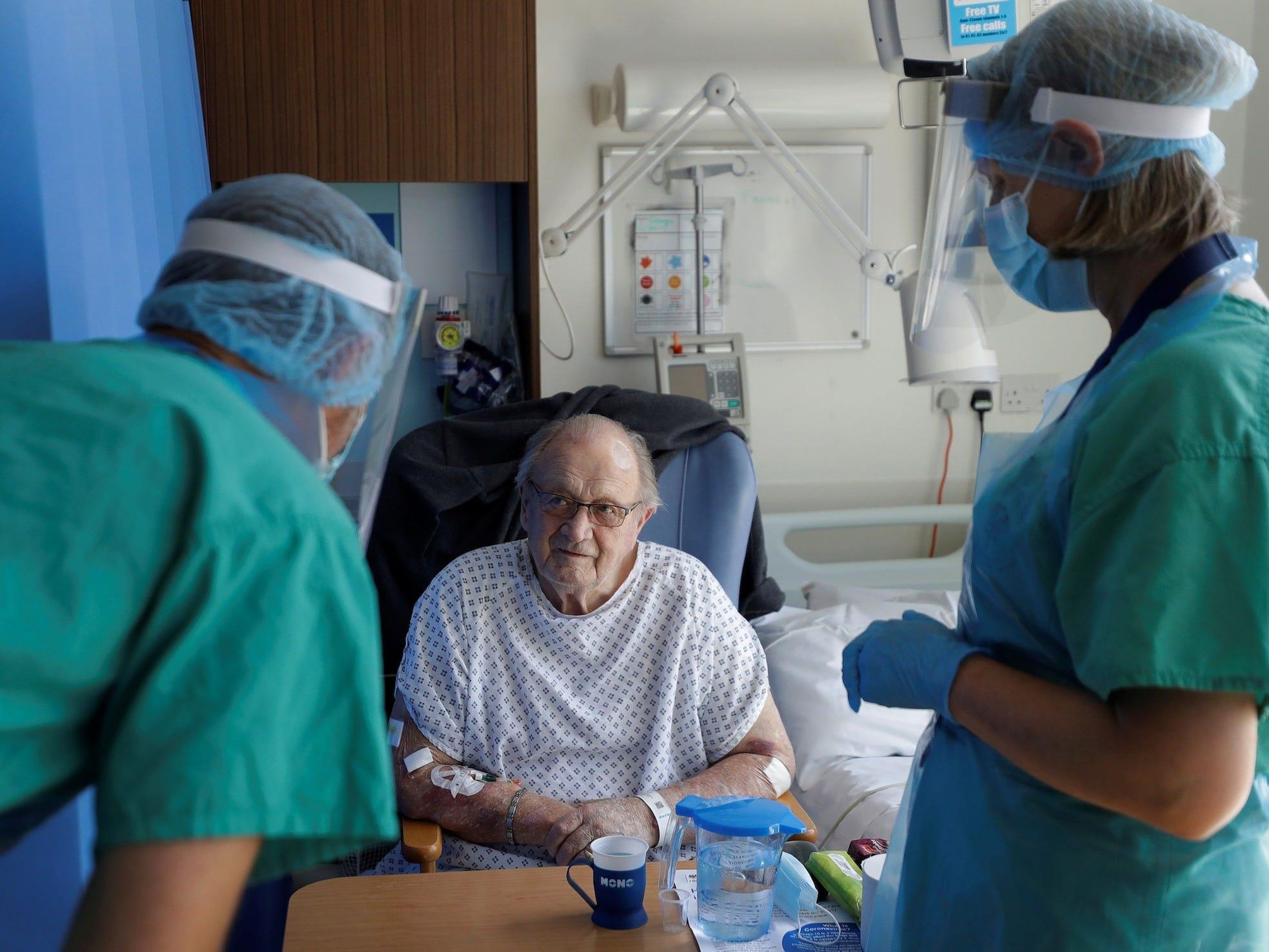El paciente con coronavirus, George Gilbert, de 85 años de edad, que forma parte de un ensayo de un fármaco, es tratado en el hospital de Addenbrooke en Cambridge, Gran Bretaña, el 21 de mayo de 2020.