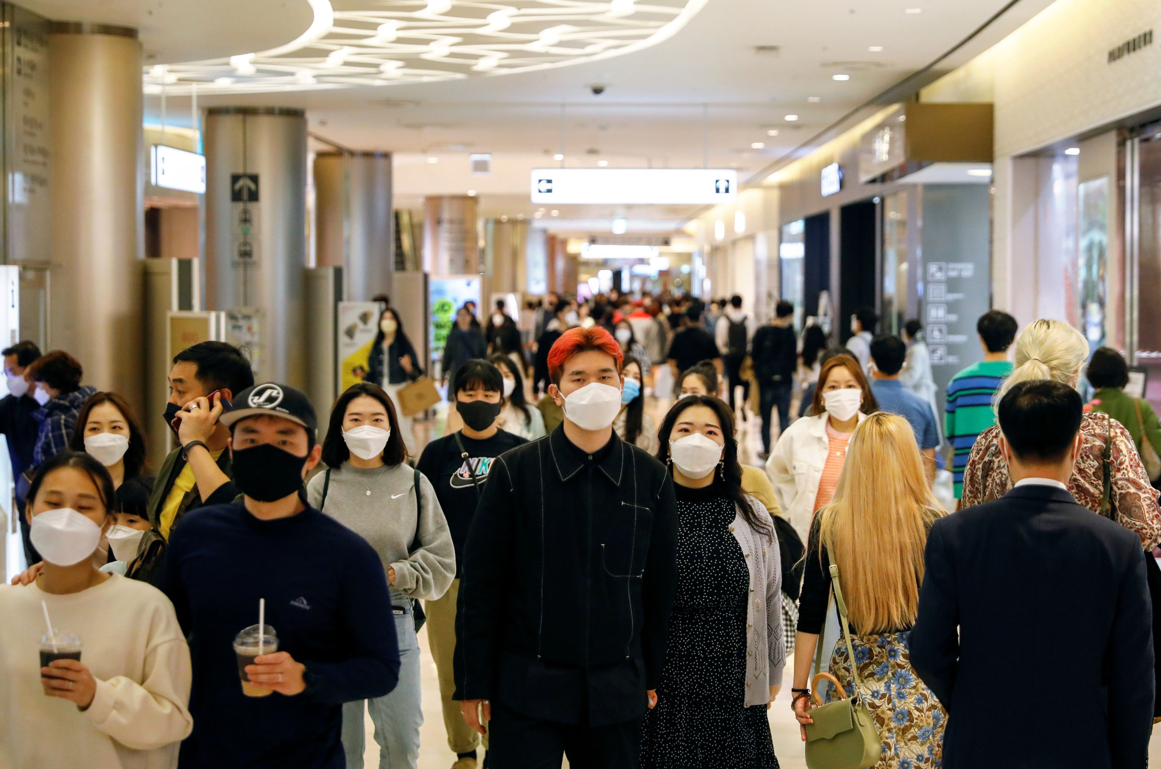 La gente camina por un centro comercial en en Seúl, Corea del Sur, el 30 de abril de 2020.