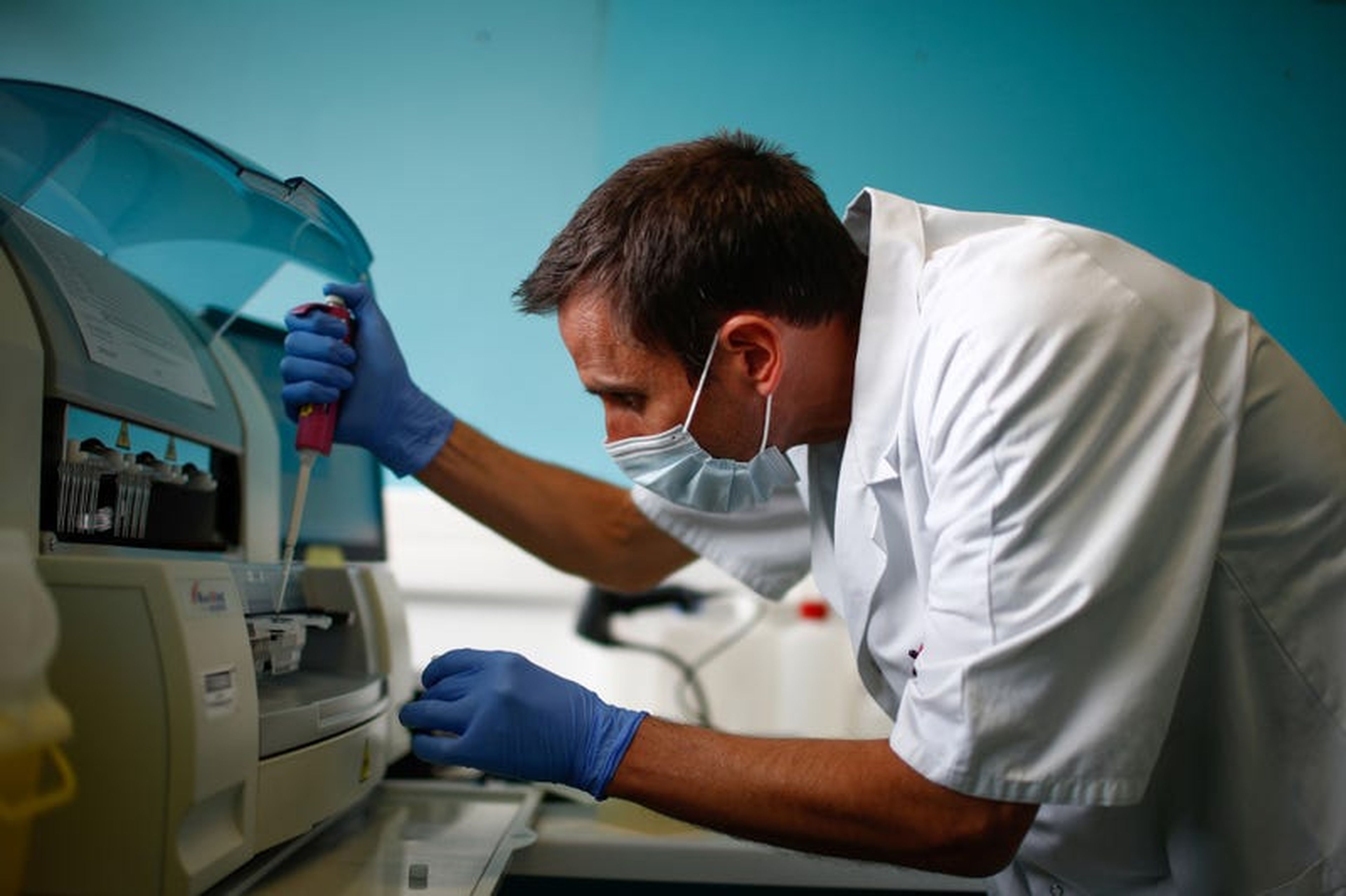 Un técnico escanea tubos de ensayo que contienen muestras vivas de la enfermedad por coronavirus en el hospital Robert Ballanger cerca de París, Francia, el 30 de abril de 2020.