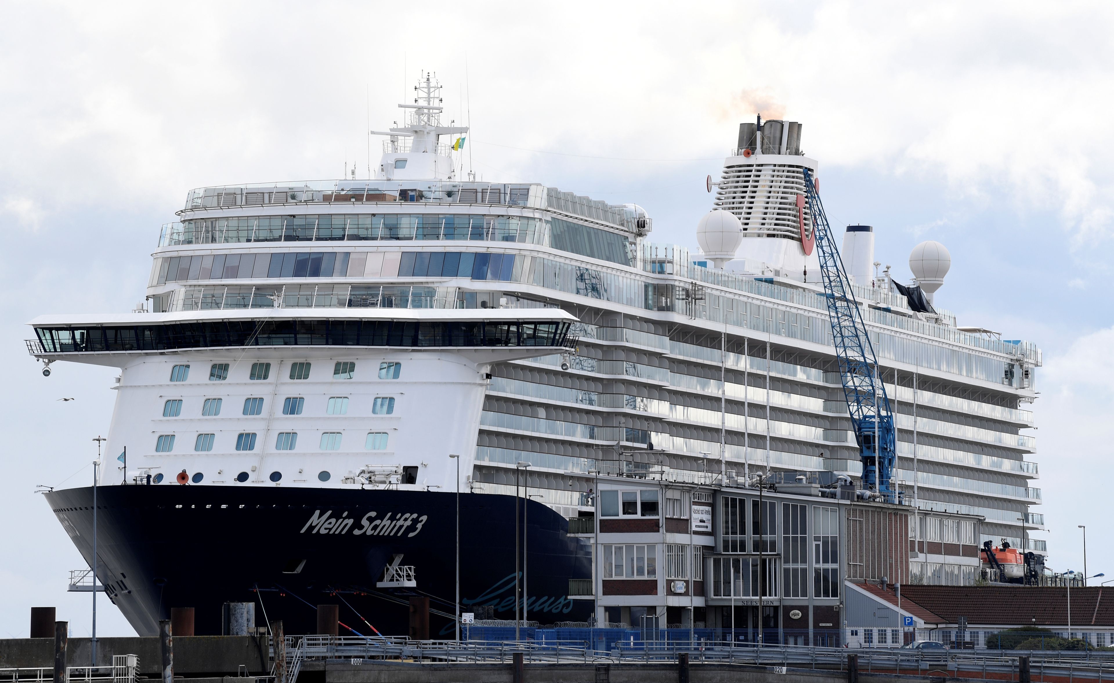 Un crucero de TUI con casi 3.000 trabajadores a bordo en el puerto de Cuxhaven, Alemania, en mayo de 2020.