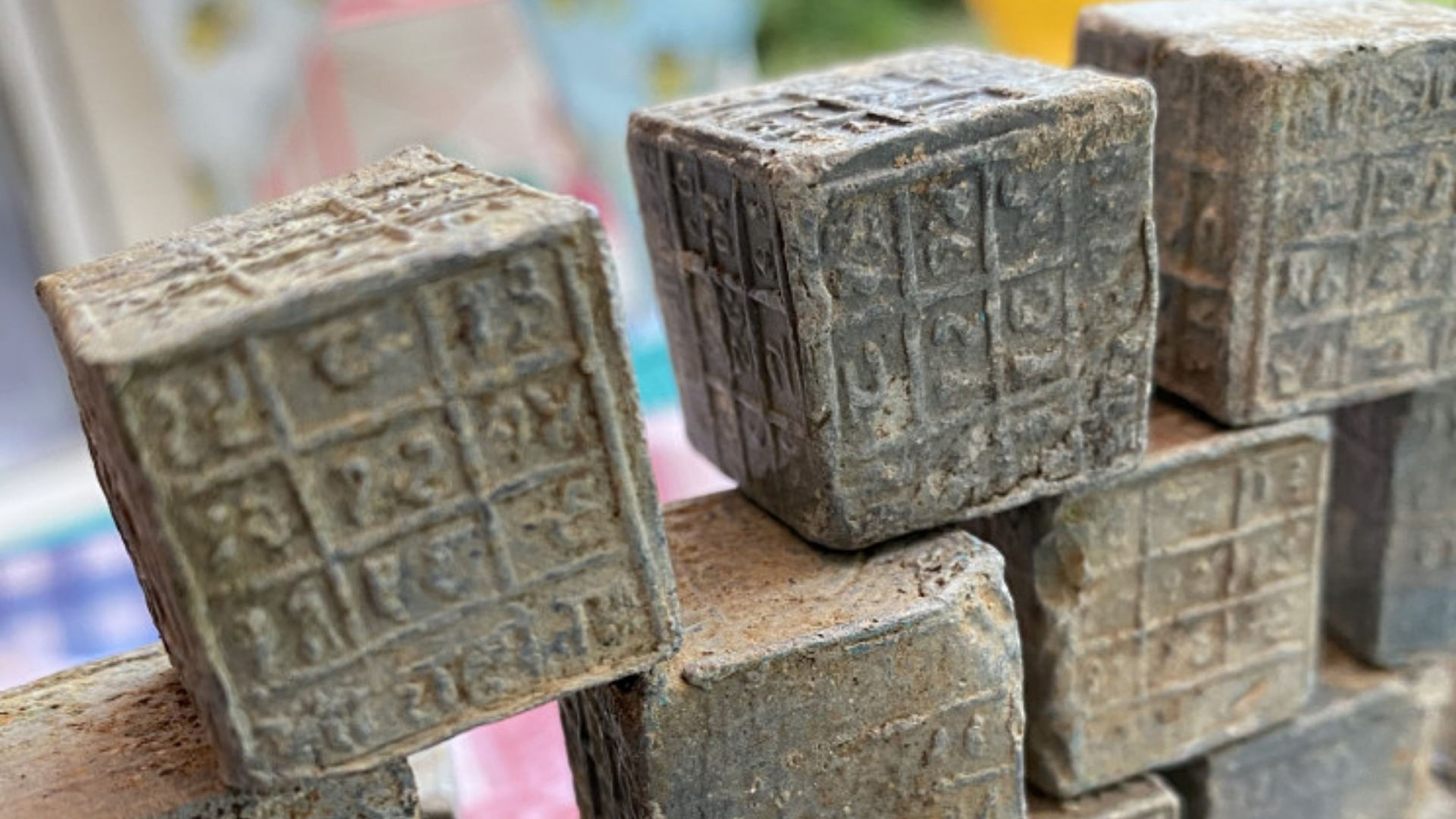 cubos de plomo llenos de inscripciones en sánscrito