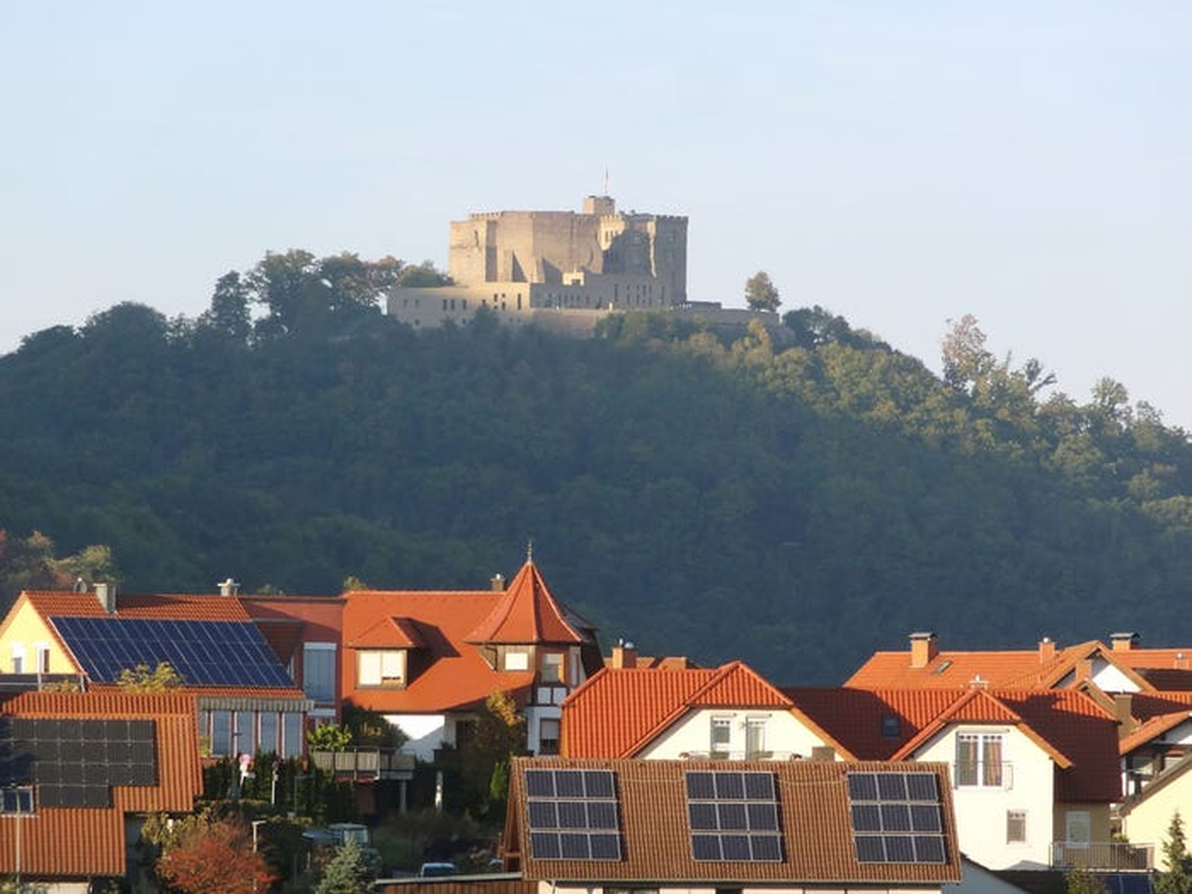 La historia del castillo de Hambach se remonta al siglo IV.