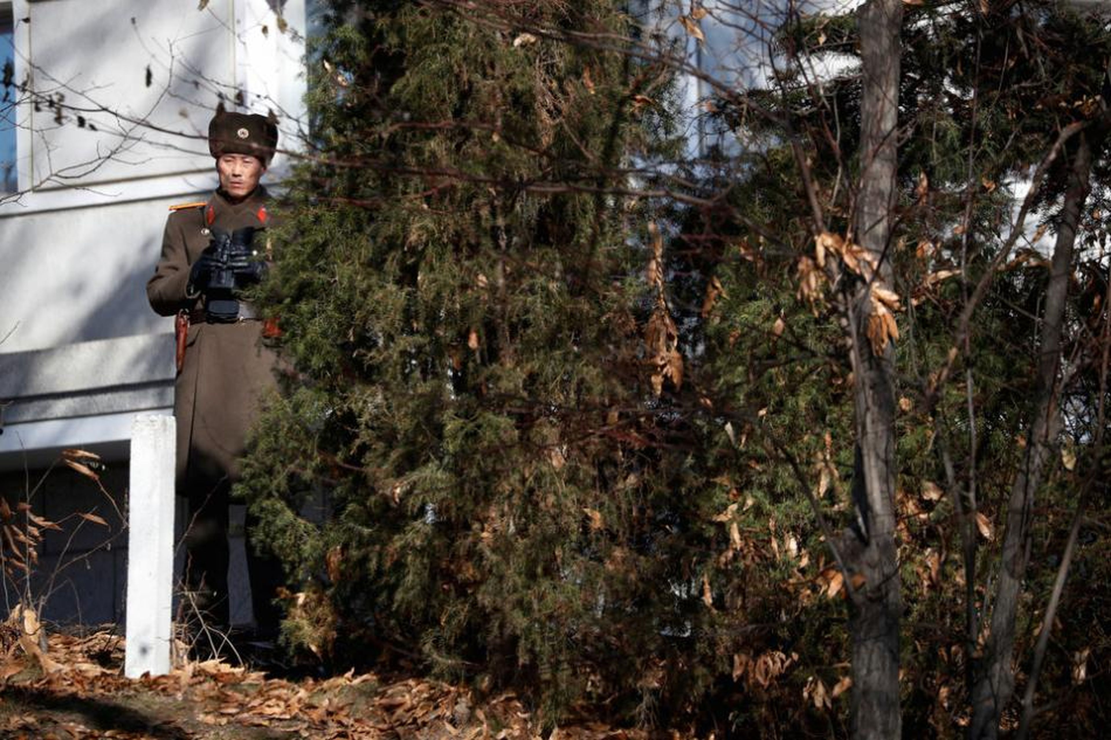 Un soldado norcoreano en turno de vigilancia frente a un puesto de guardia que está al lado del lugar en el que un militar desertó.