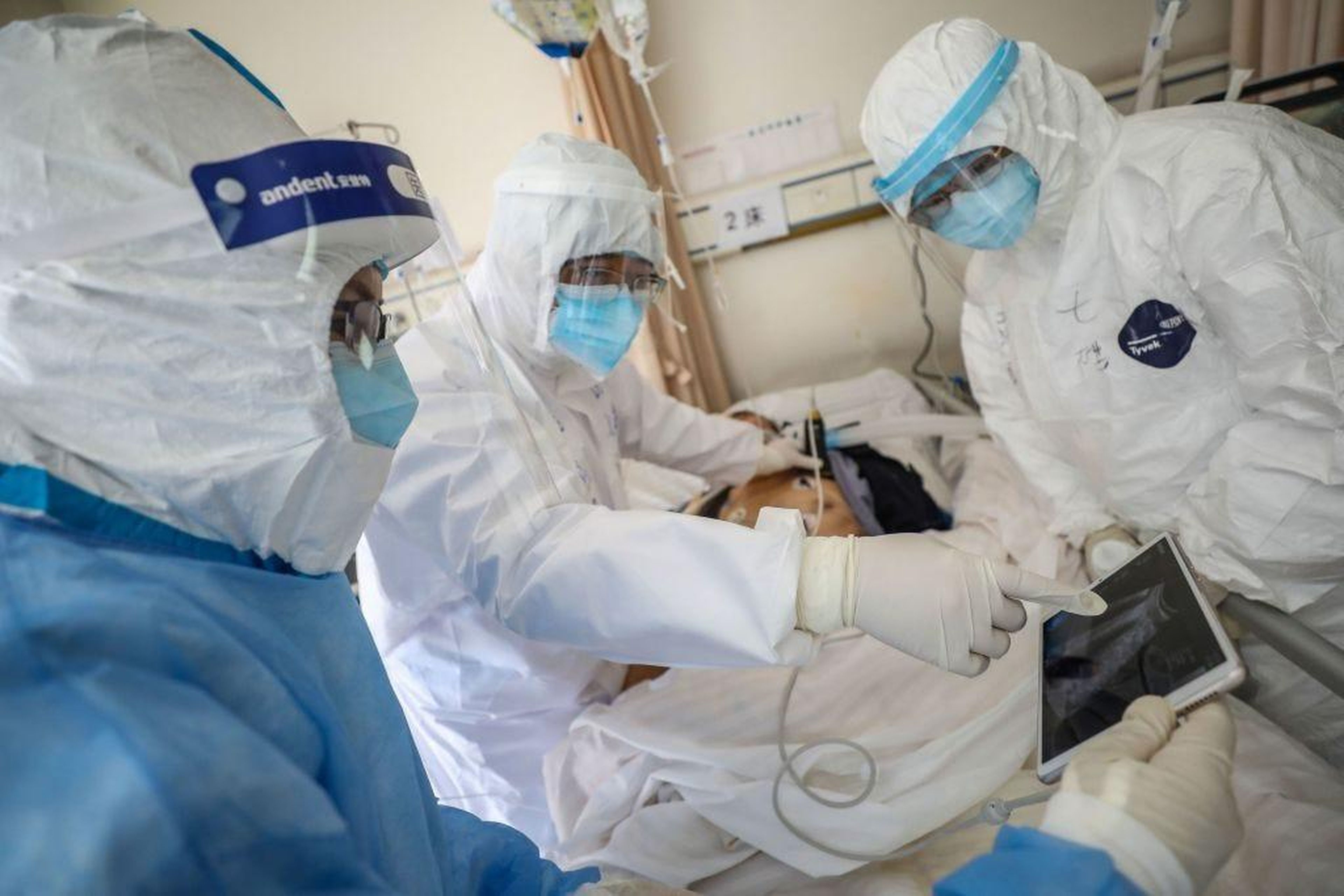 Un médico examina a un paciente infectado por el coronavirus en un hospital de Wuhan, en la provincia china de Hubei.