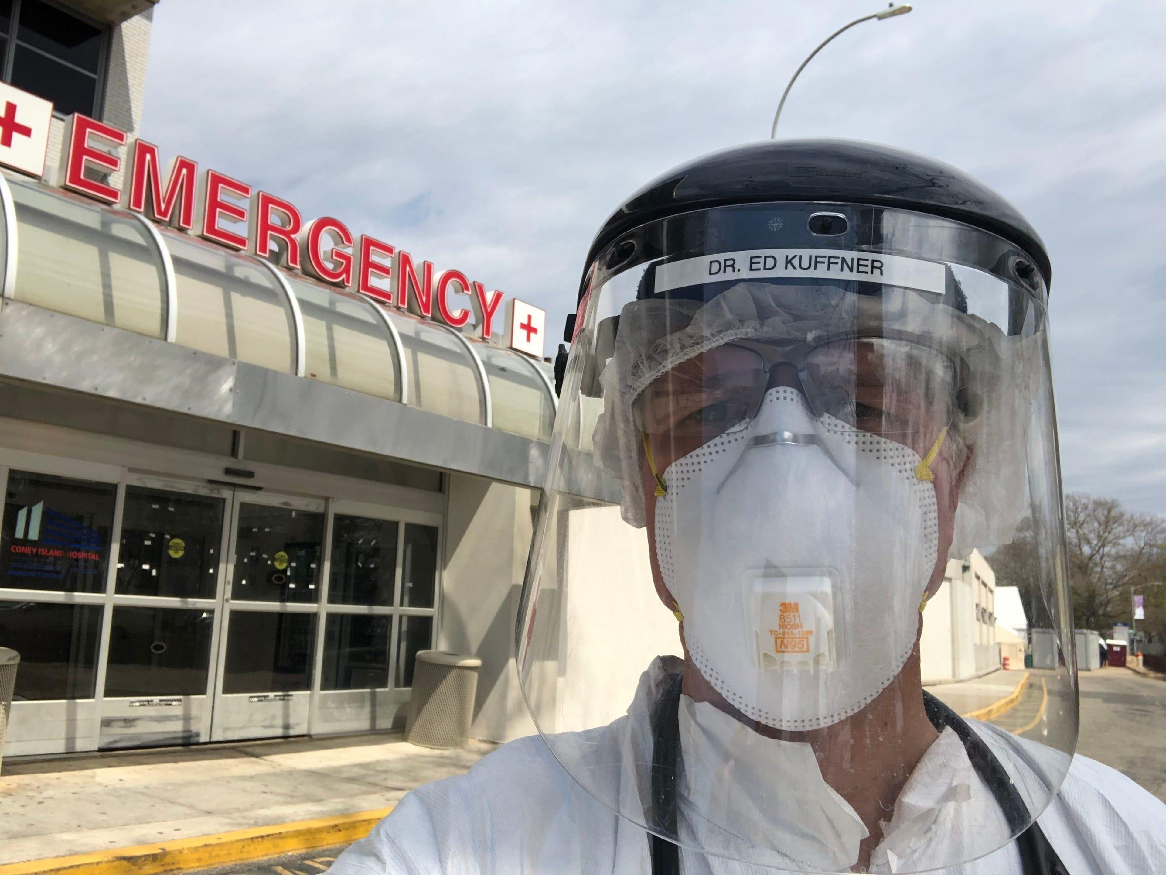 El doctor Ed Kuffner a las afueras de la sala de emergencias de NYC Health + Hospitals/Coney Island.