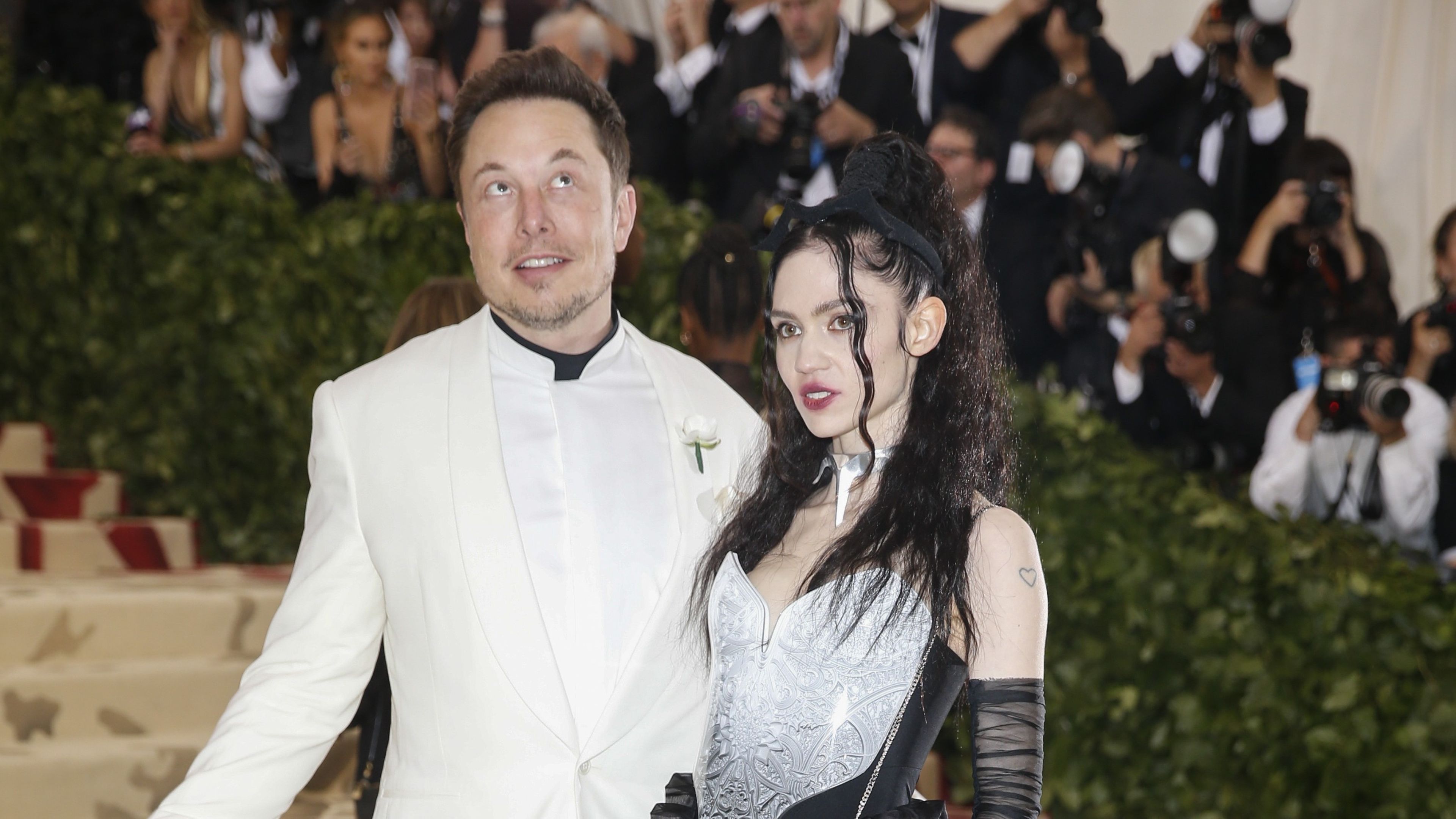 Elon Musk y Grimes en la gala de los premios MET en 2018.