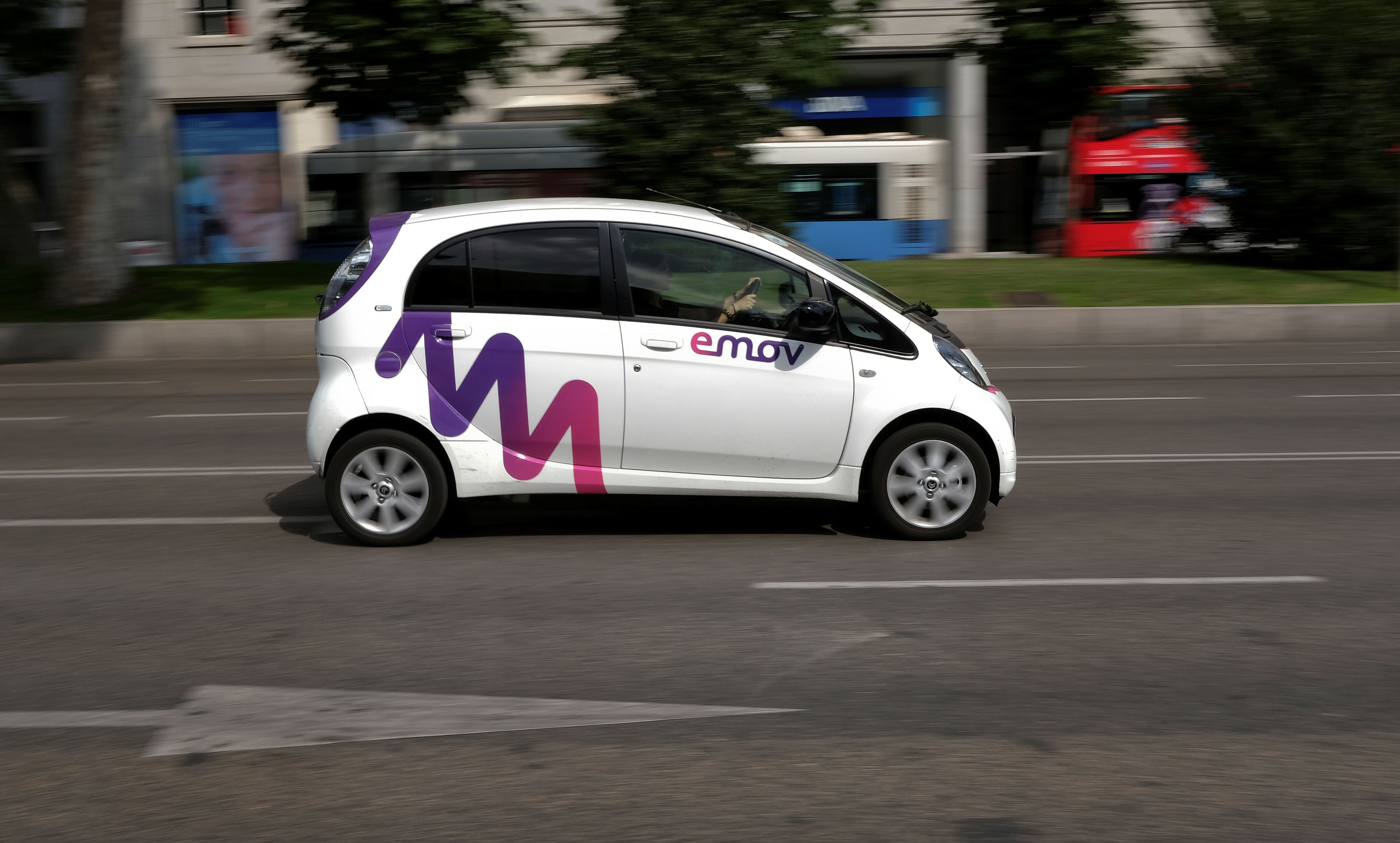 Un coche eléctrico compartido de Emov circula por Madrid.