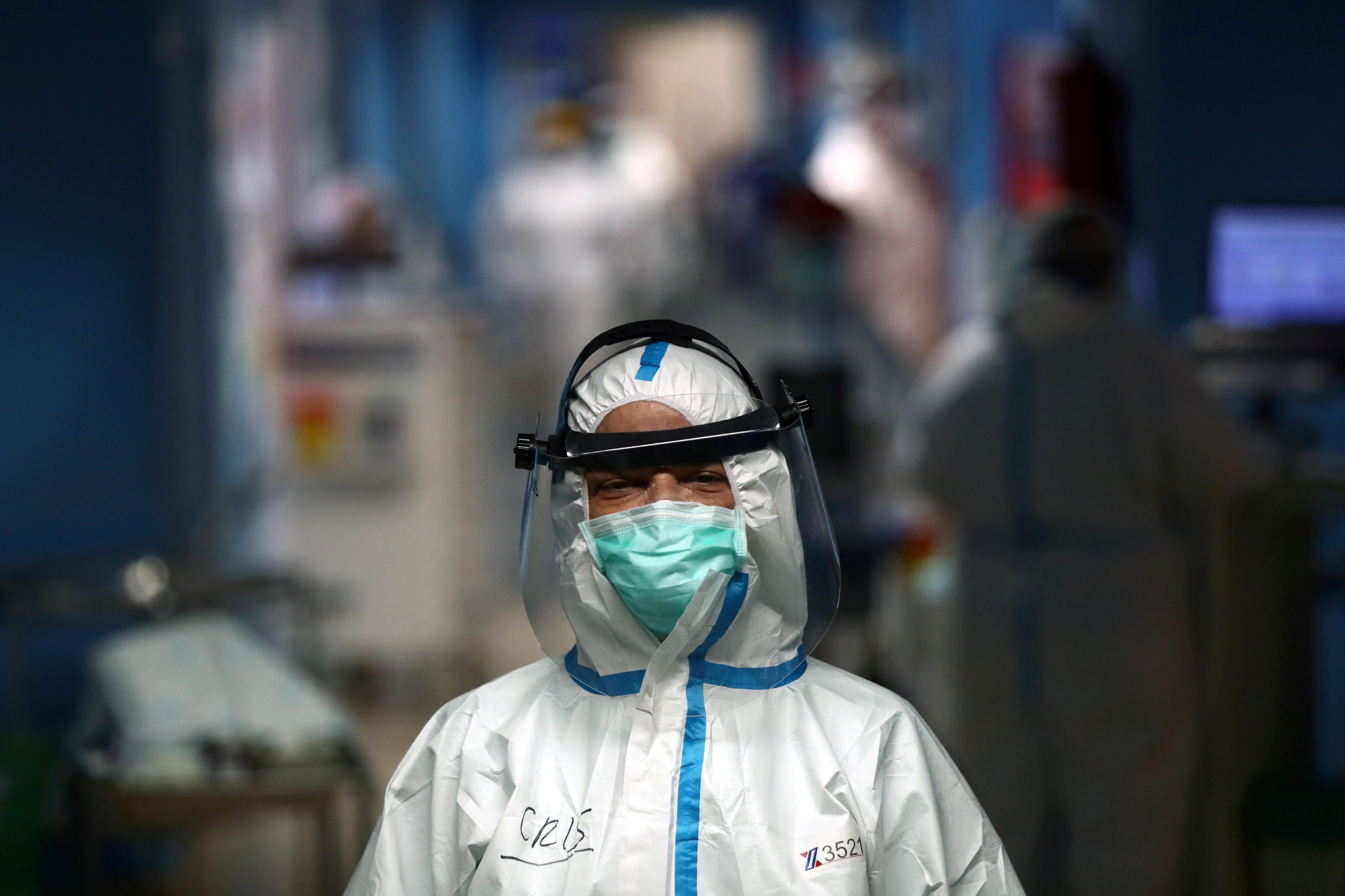 Una enfermera del Hospital Príncipe de Asturias de Alcalá de Henares trabajando en medio de la pandemia del coronavirus.