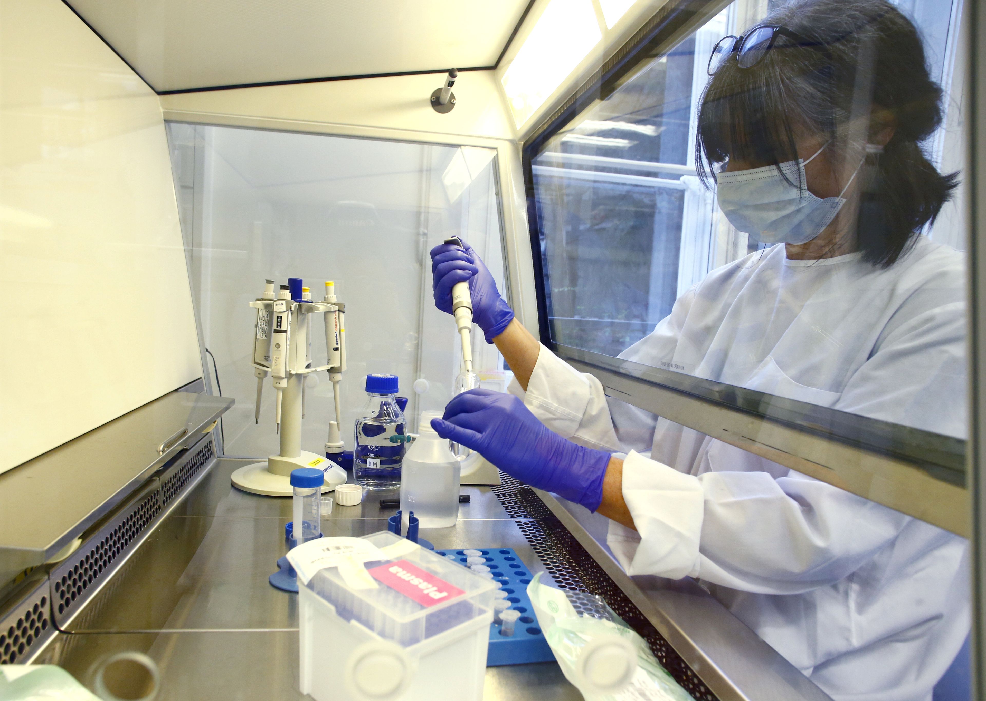 Una especialista trabaja en el Hospital Universitario de Berna durante la investigación de una vacuna contra el coronavirus.
