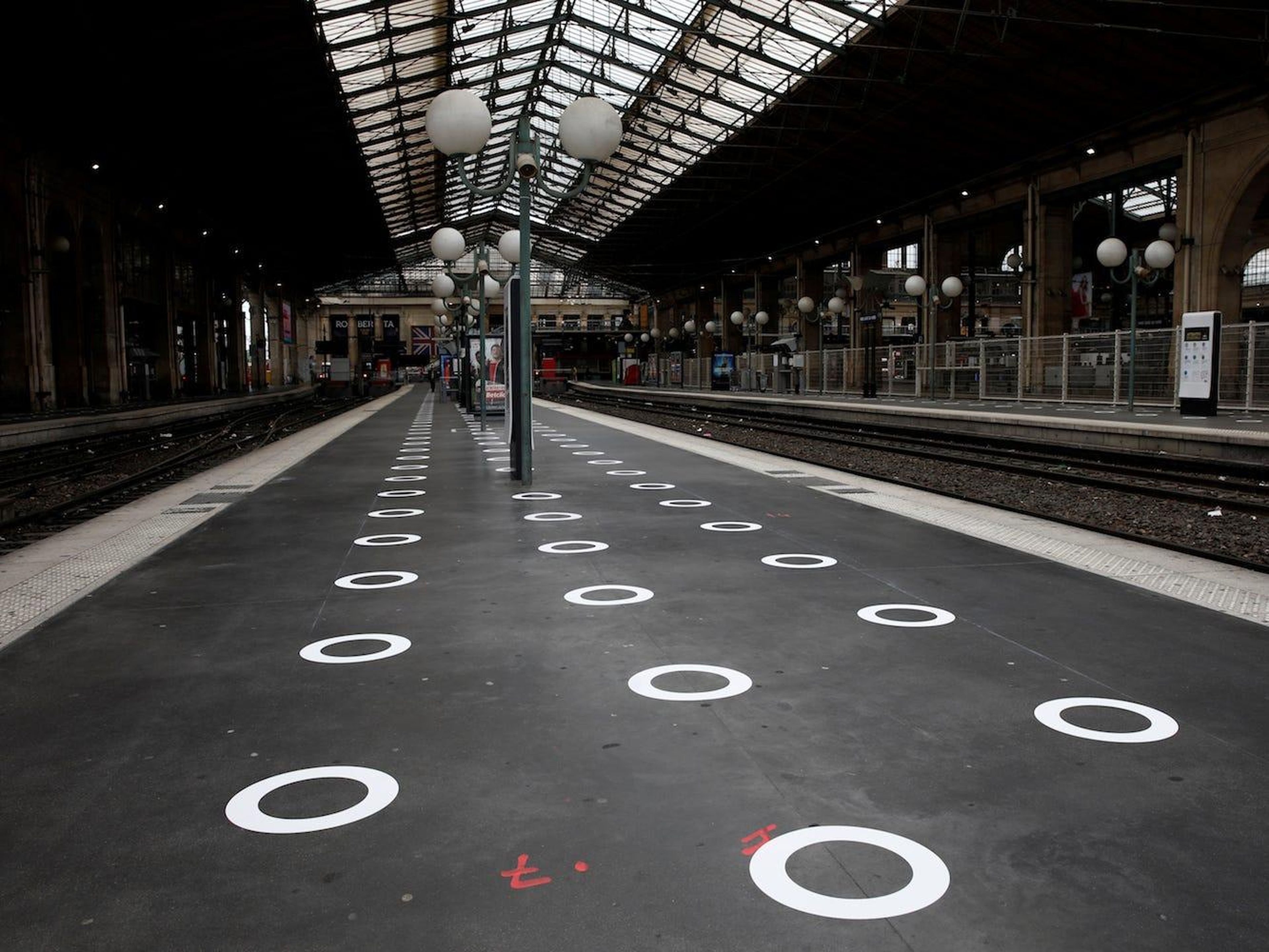 Círculos de plástico en el suelo que indican dónde estar de pie en la estación de tren Gare du Nord en París, Francia, el 5 de mayo de 2020.