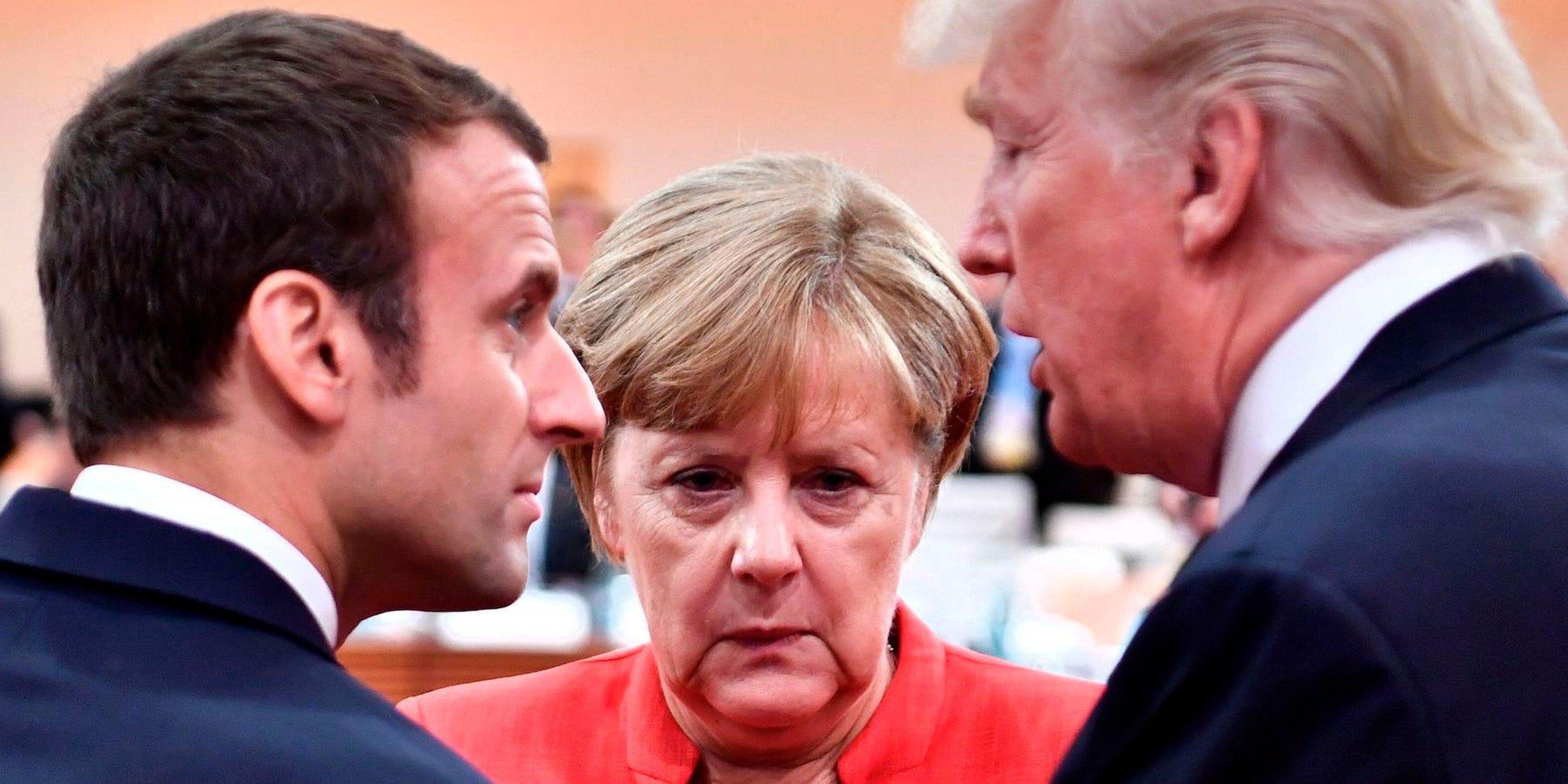 El presidente francés, Emmanuel Macron, la canciller alemana, Angela Merkel, y el presidente de los Estados Unidos, Donald Trump, en la reunión del G20 en Hamburgo, en el norte de Alemania, en julio de 2017