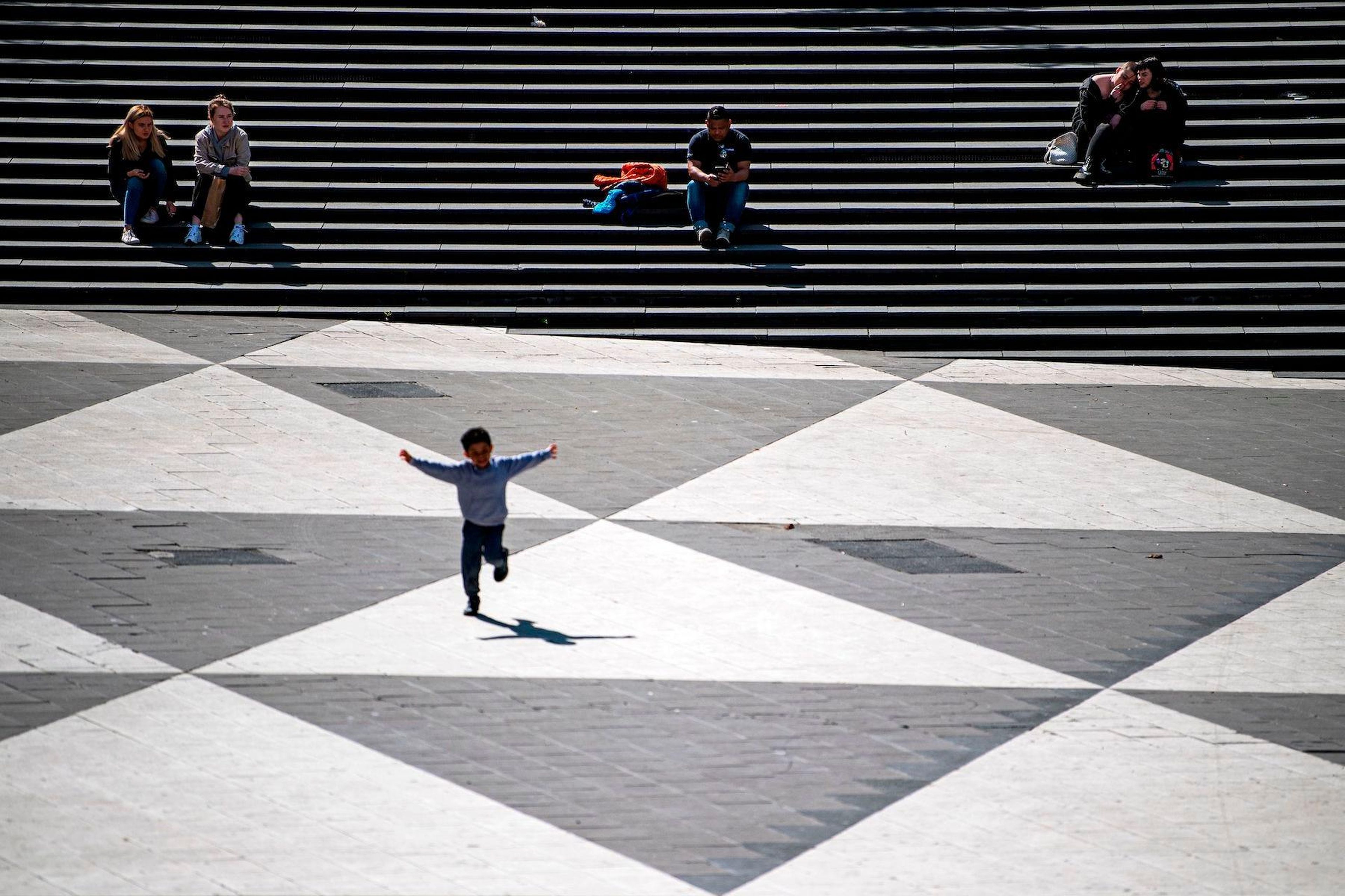 Un niño juega en una plaza.