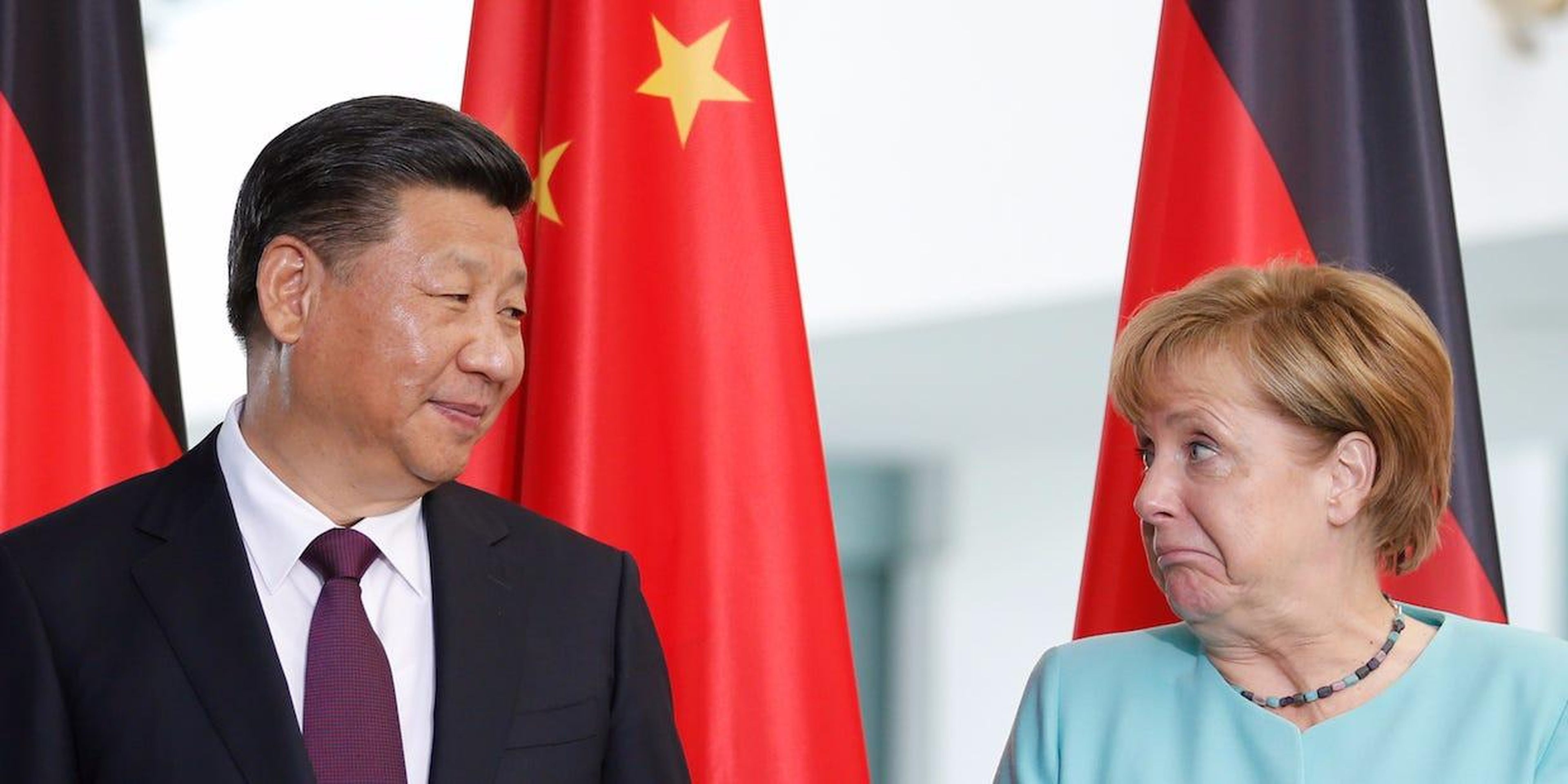 La canciller alemana, Angela Merkel, y el presidente chino, Xi Jinping, asisten a una firma de contrato en la Cancillería de Berlín, Alemania, el 5 de julio de 2017.