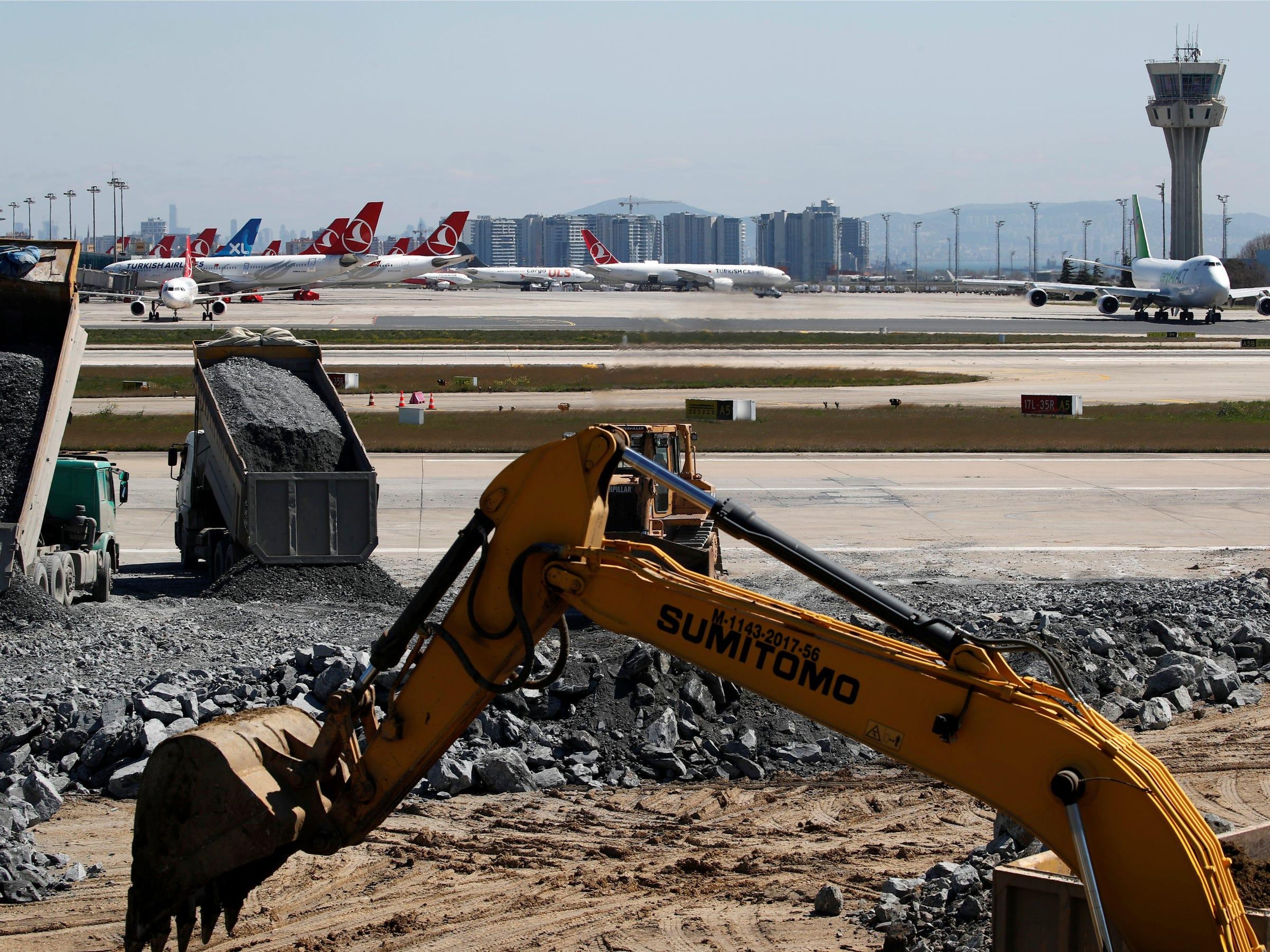 La construcción de un hospital de campaña en el aeropuerto Ataturk de Estambul.