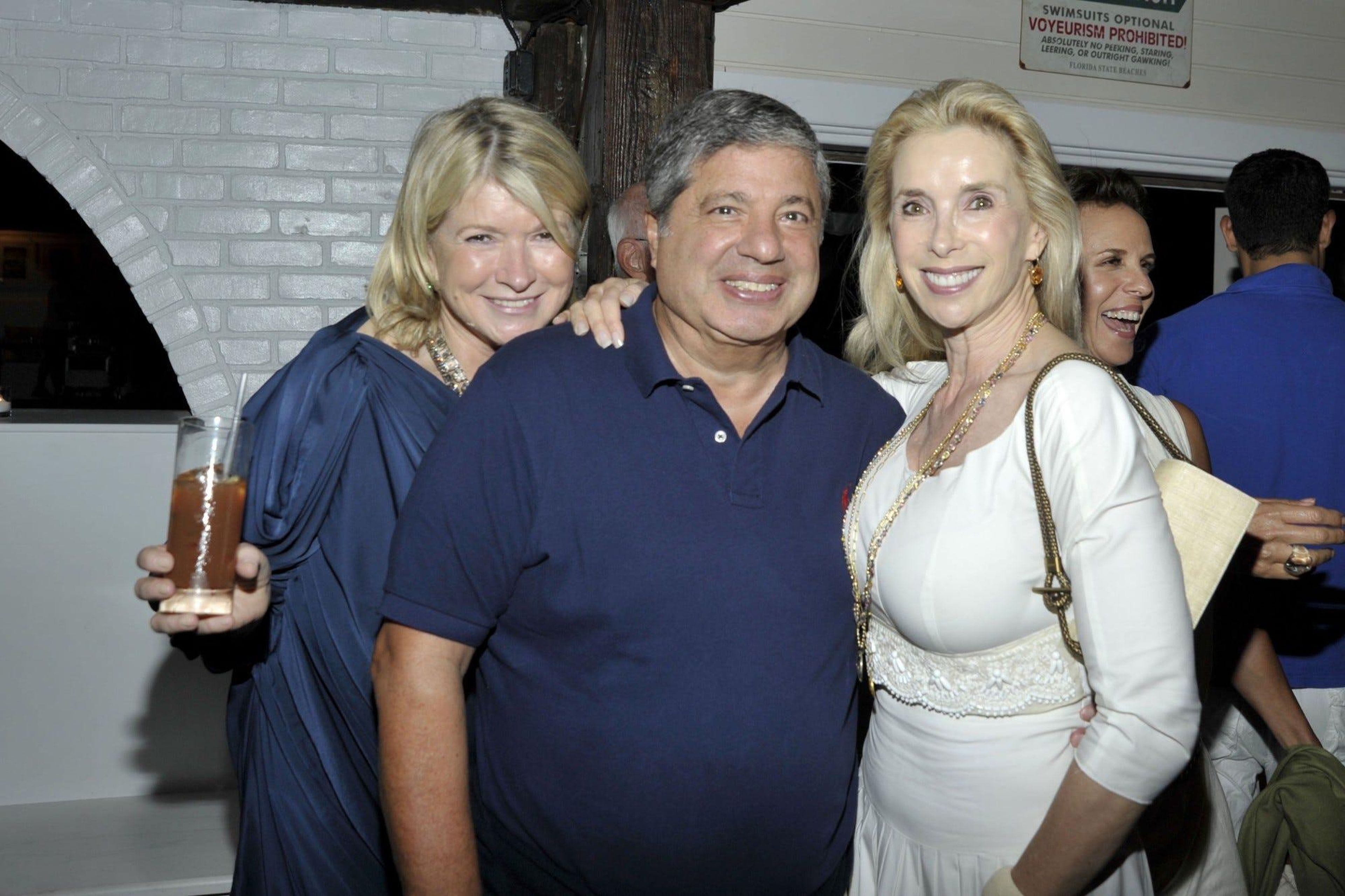 Grubman con su esposa, Deborah, a la derecha, y la empresaria Martha Stewart en 2010.