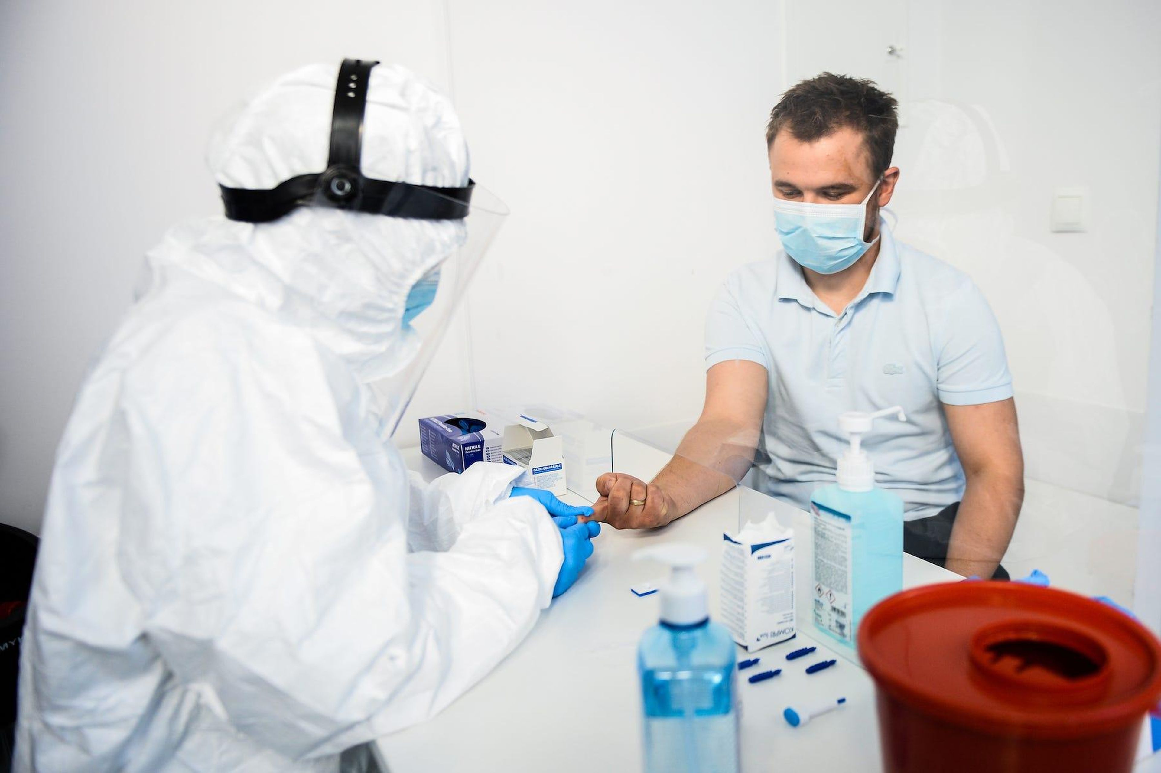 Un sanitario extrae sangre de un paciente para realizar una prueba de anticuerpos contra el coronavirus en el Hospital Dworska de Cracovia, Polonia, el 9 de abril de 2020.