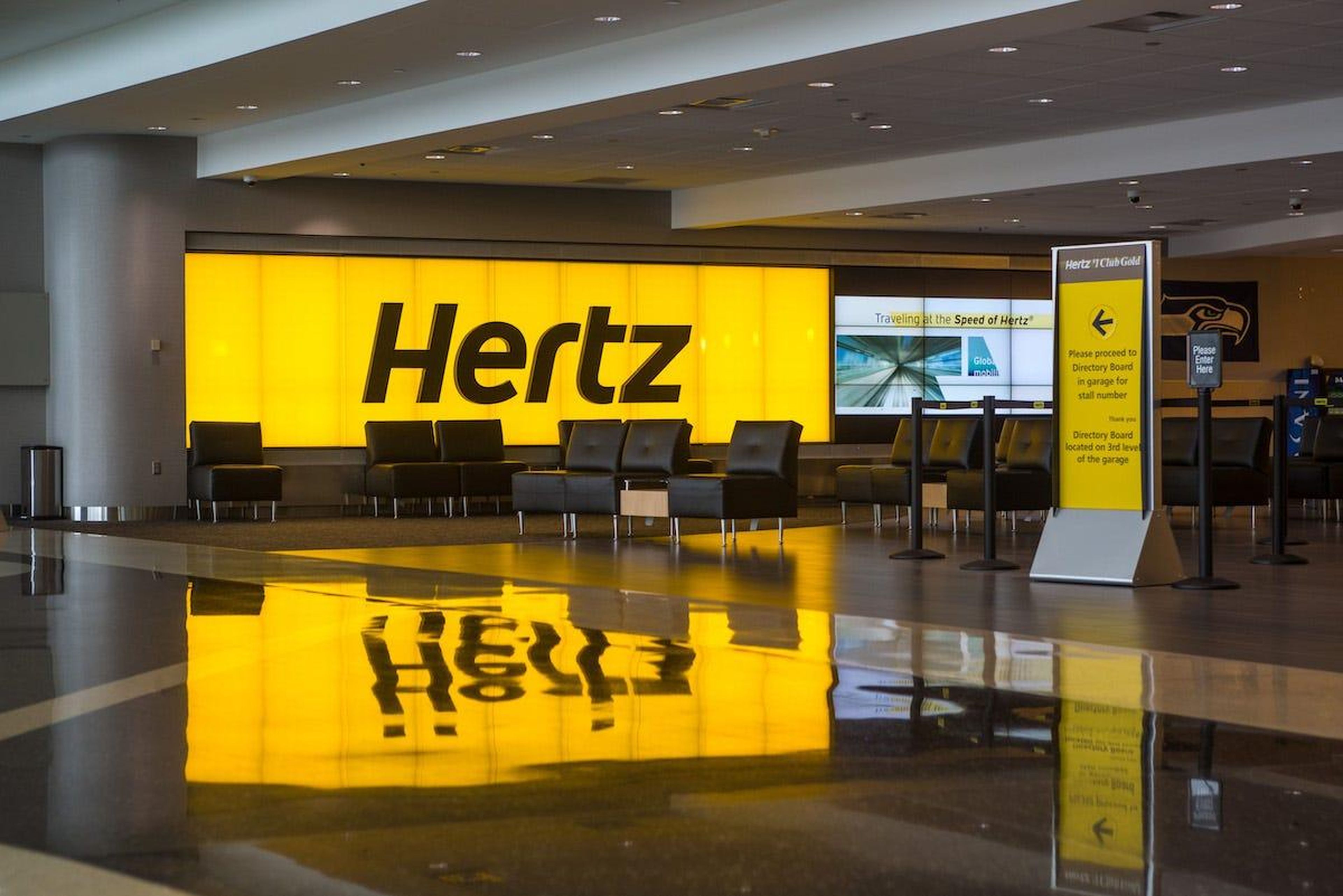 Un mostrador de alquiler de coches de Hertz en el Aeropuerto Internacional de Seattle-Tacoma, Washington, Estados Unidos.