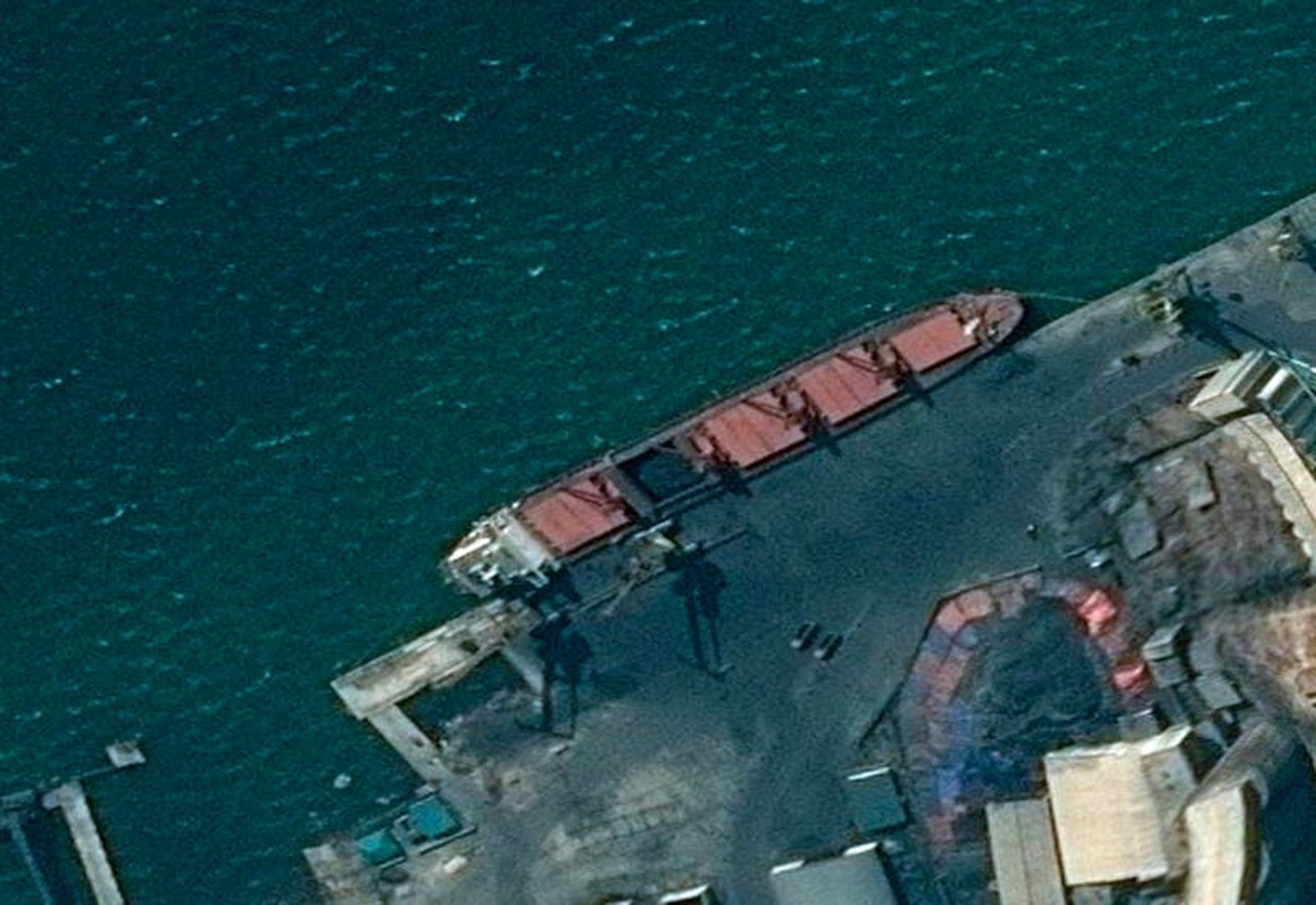 Esta imagen satelital de EEUU muestra que el buque de carga norcoreano Wise Honest atracó en un puerto desconocido.