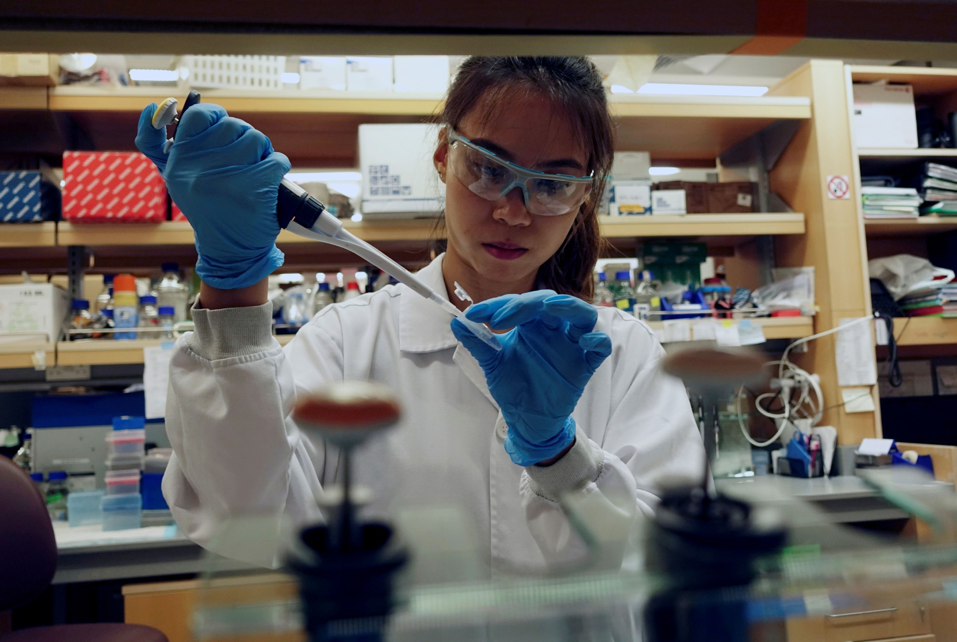 Una investigadora, en un laboratorio de Singapur