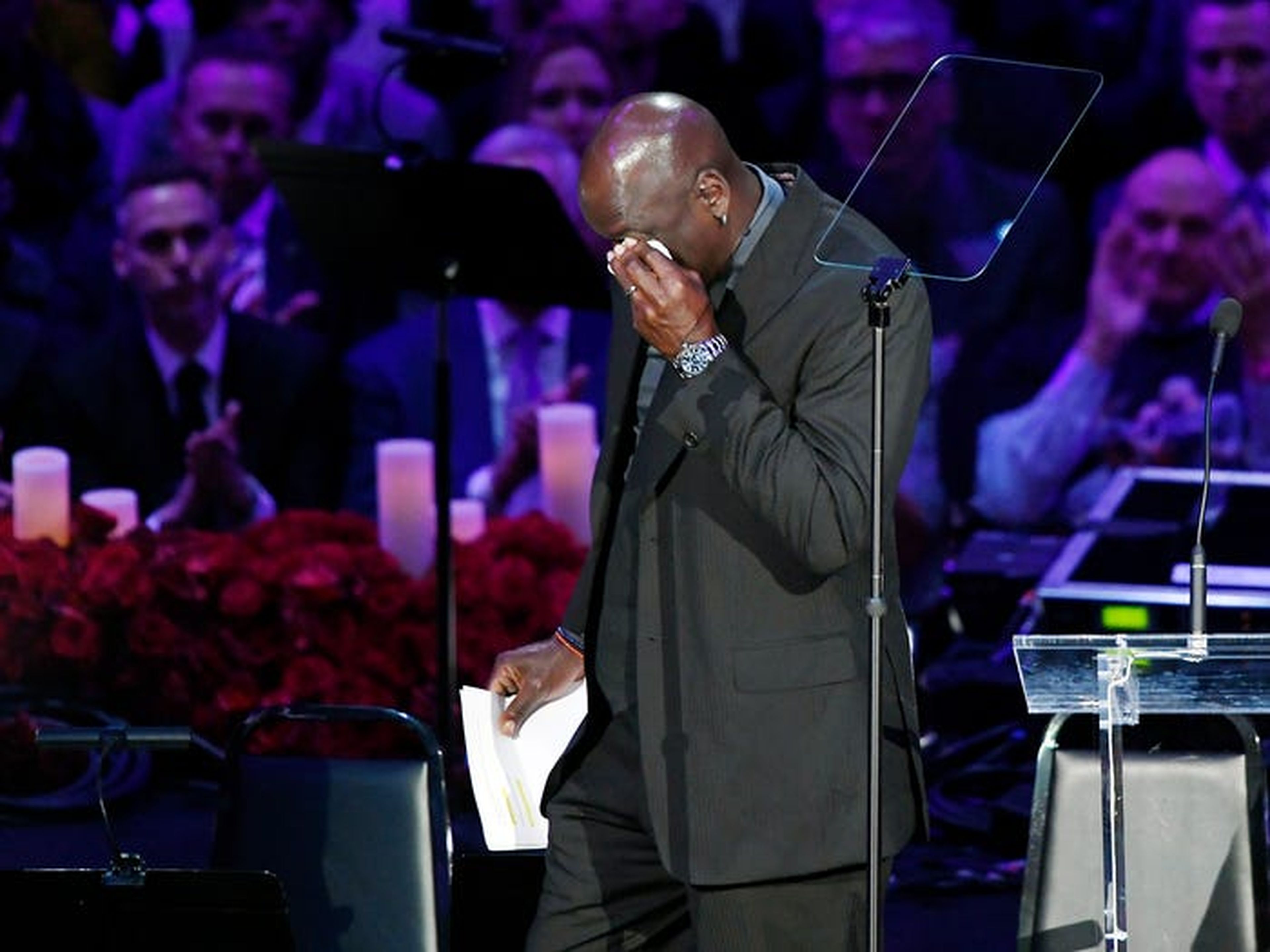 Jordan llora en el memorial de Kobe Bryant.