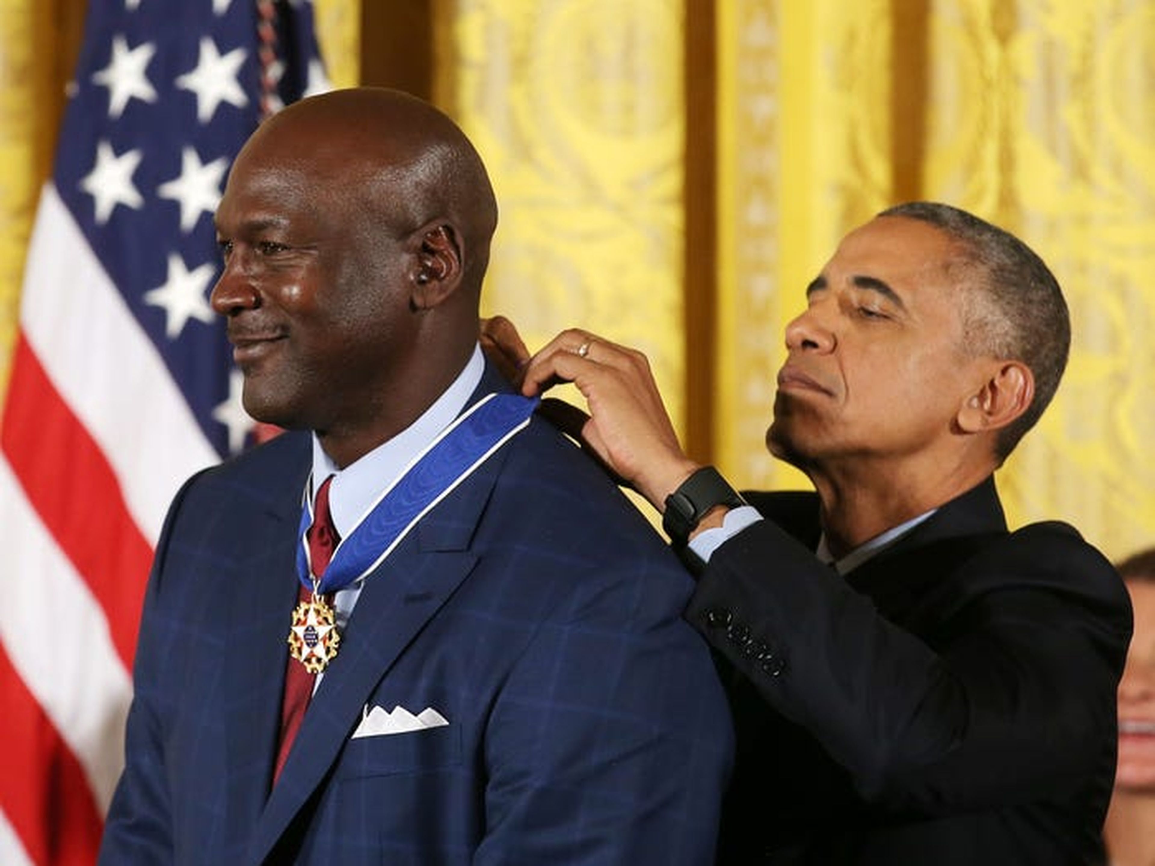 Jordan recibe una medalla a manos de Barack Obama.