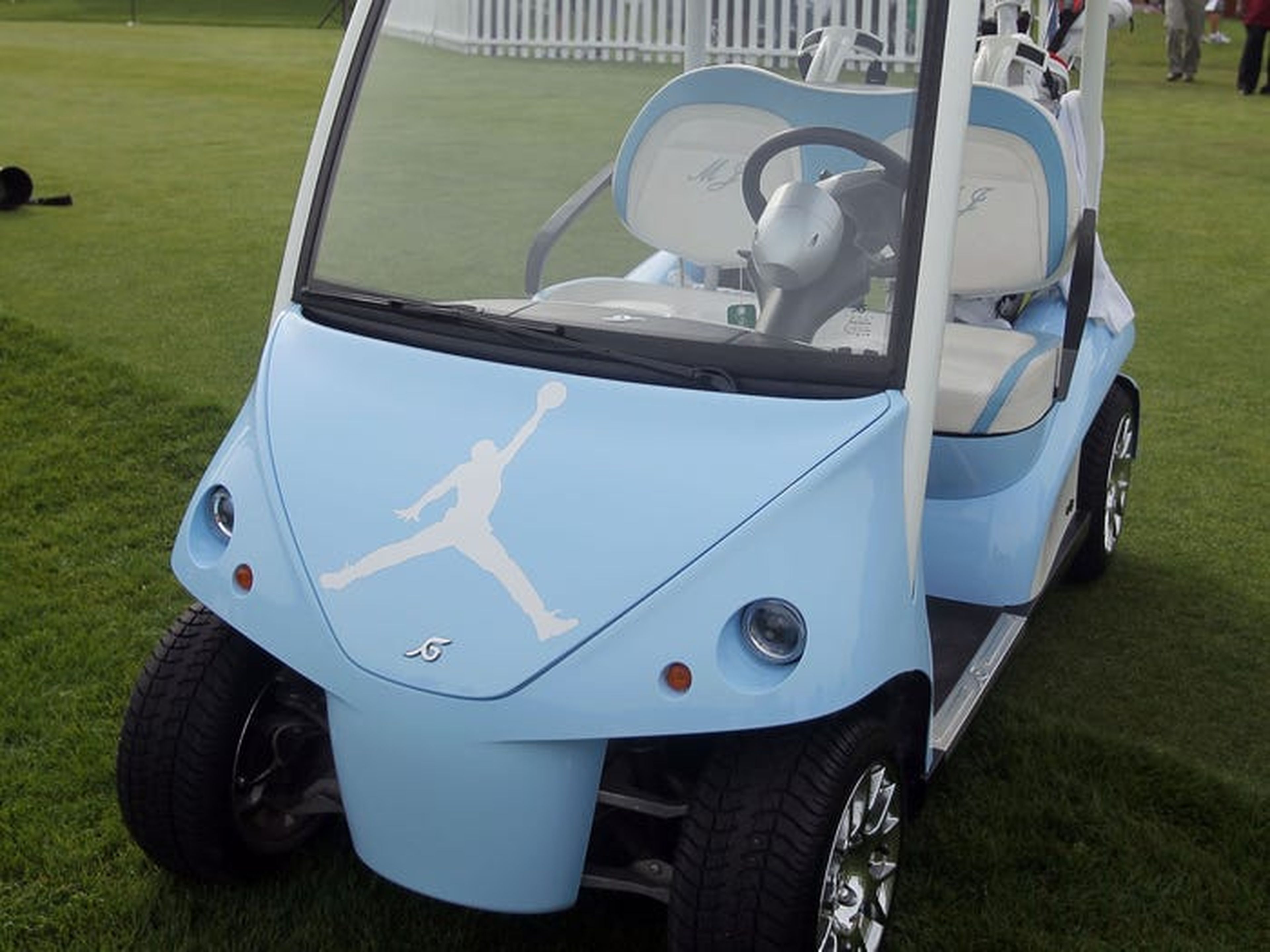 Jordan tiene incluso un carrito de golf personalizado azul Carolina con el logotipo de Jumpman.