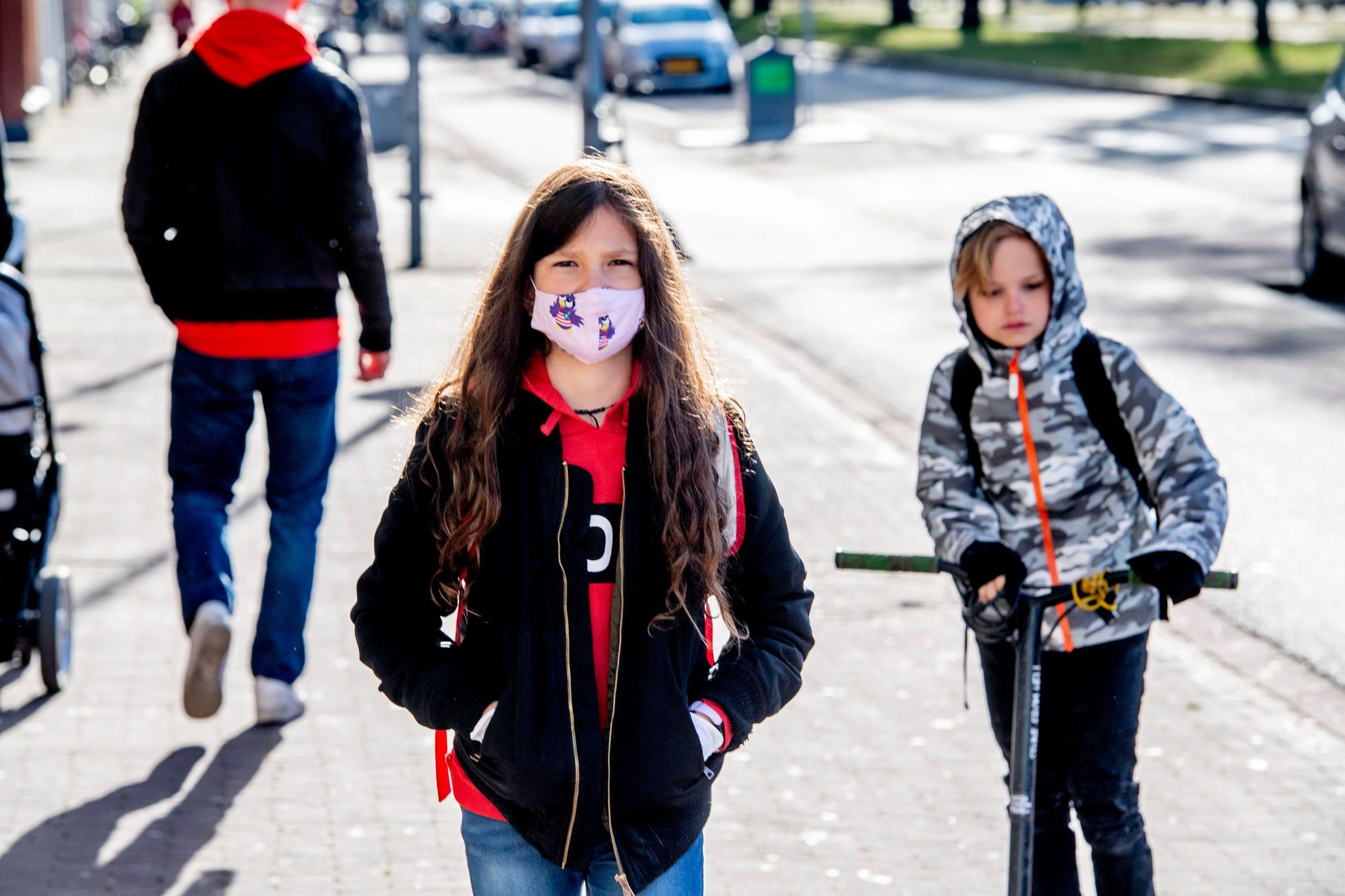 Un niño va a la escuela en Países Bajos con una mascarilla facial el 14 de mayo de 2020.