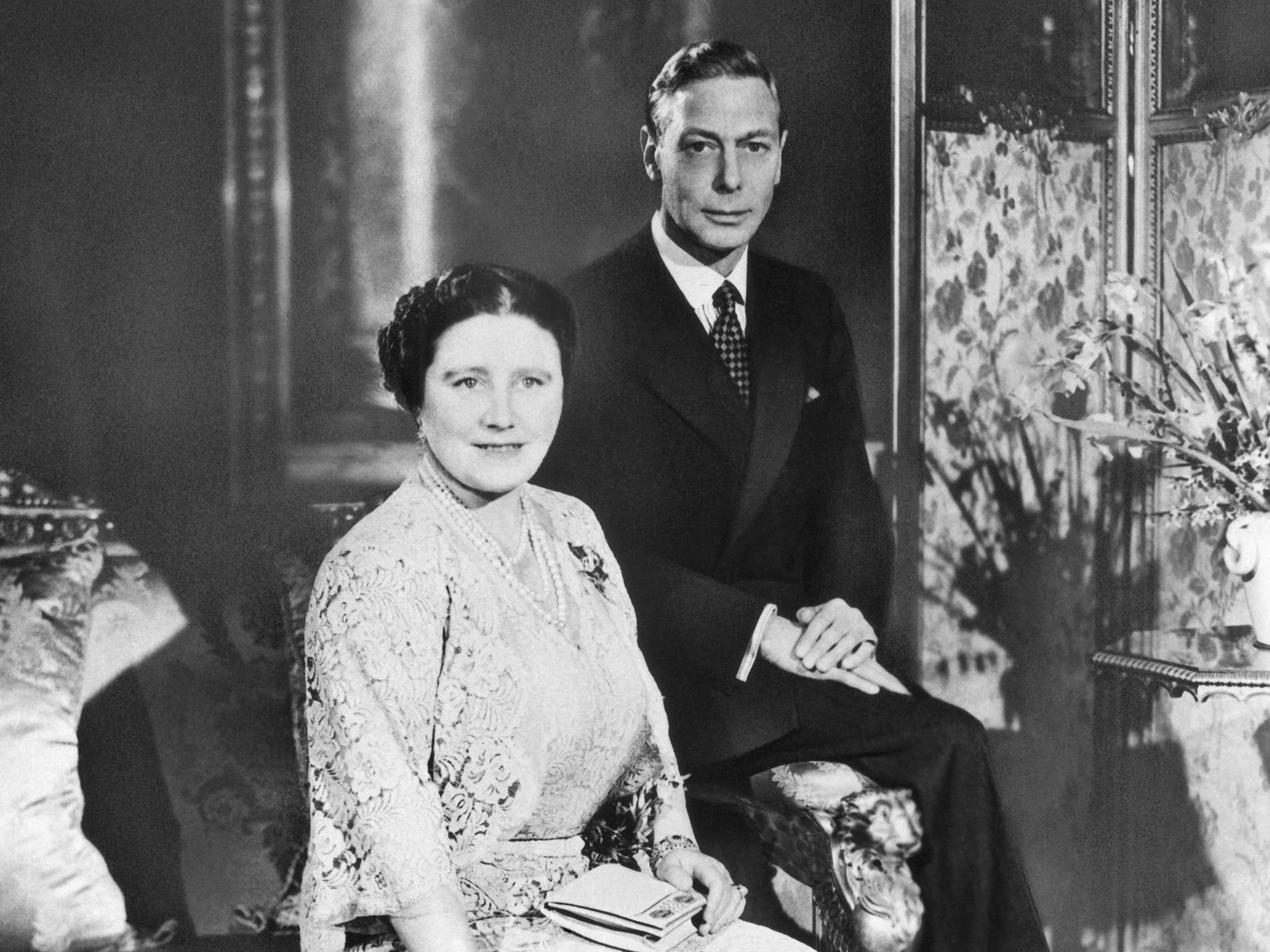 Un retrato formal del rey Jorge VI y la reina Isabel en su 25 aniversario de boda en 1948.