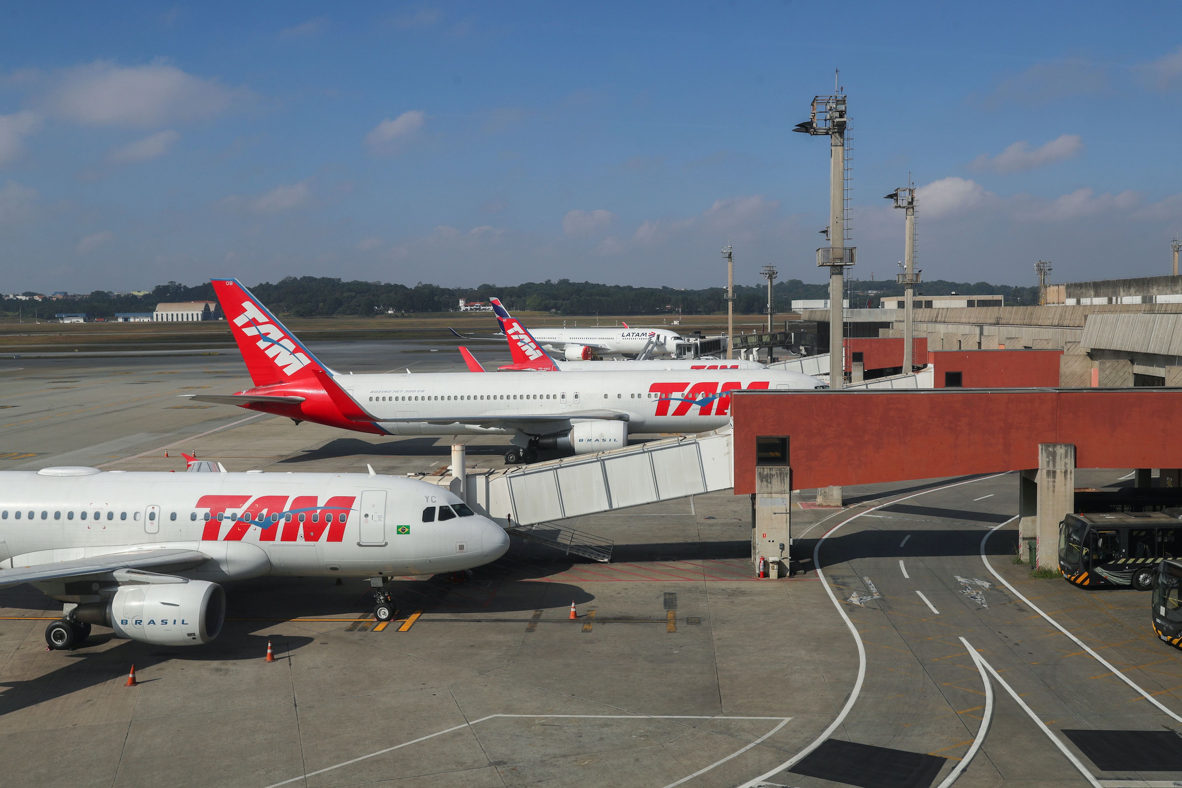 Aviones de LATAM Airlines en el Aeropuerto Internacional de São Paulo-Guarulhos, en Brasil.