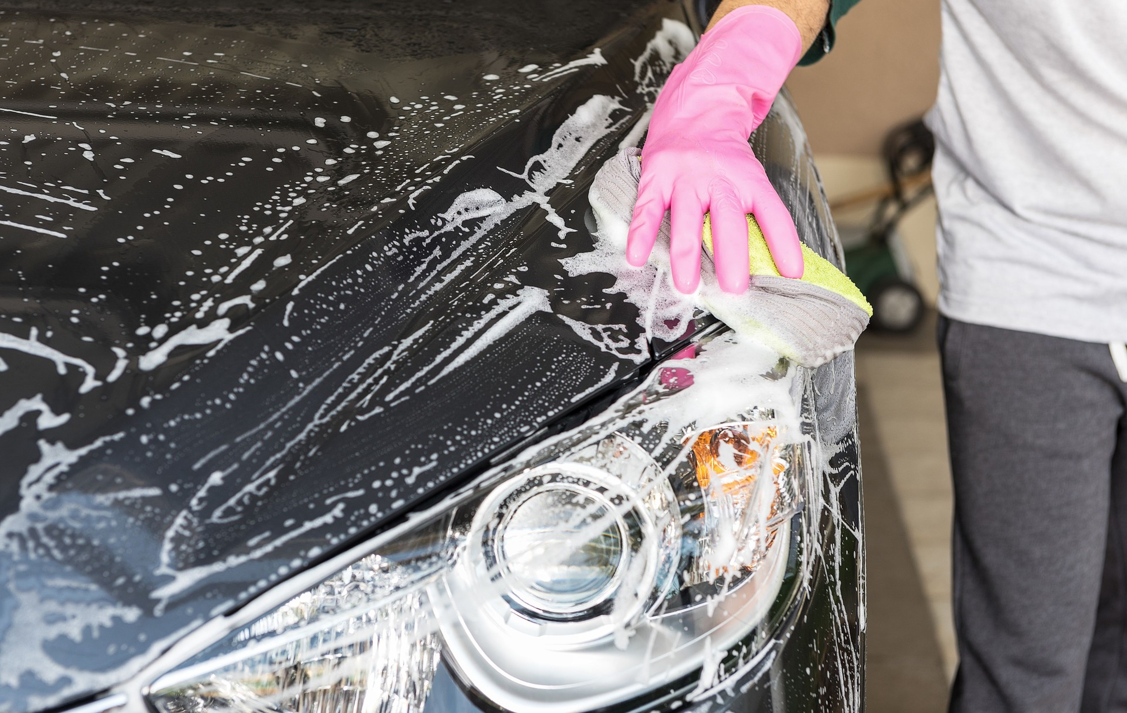 Cómo limpiar la carrocería del coche y lavar a mano sin dañar la