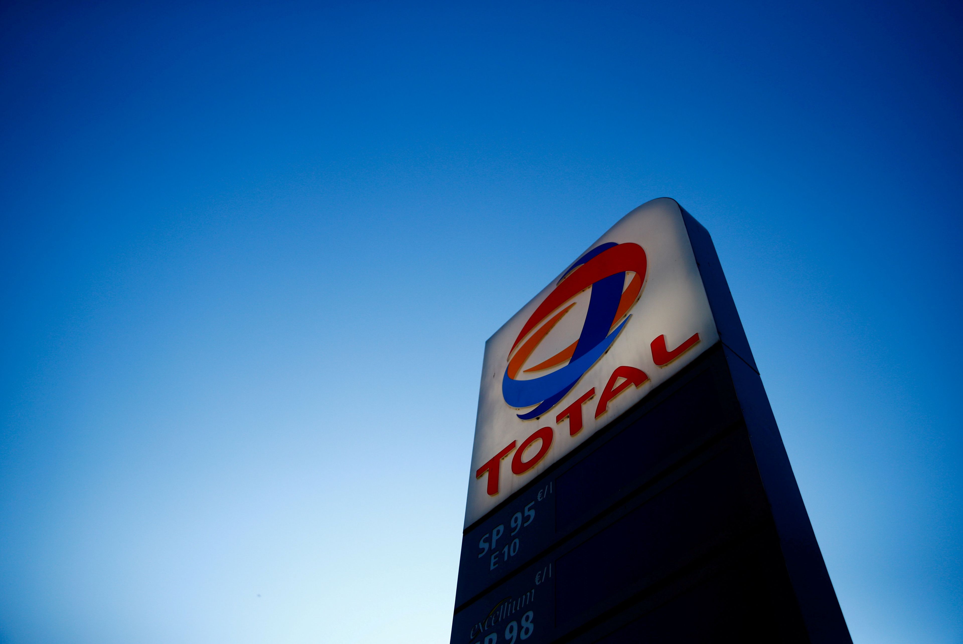 El logotipo de Total en una gasolinera de París