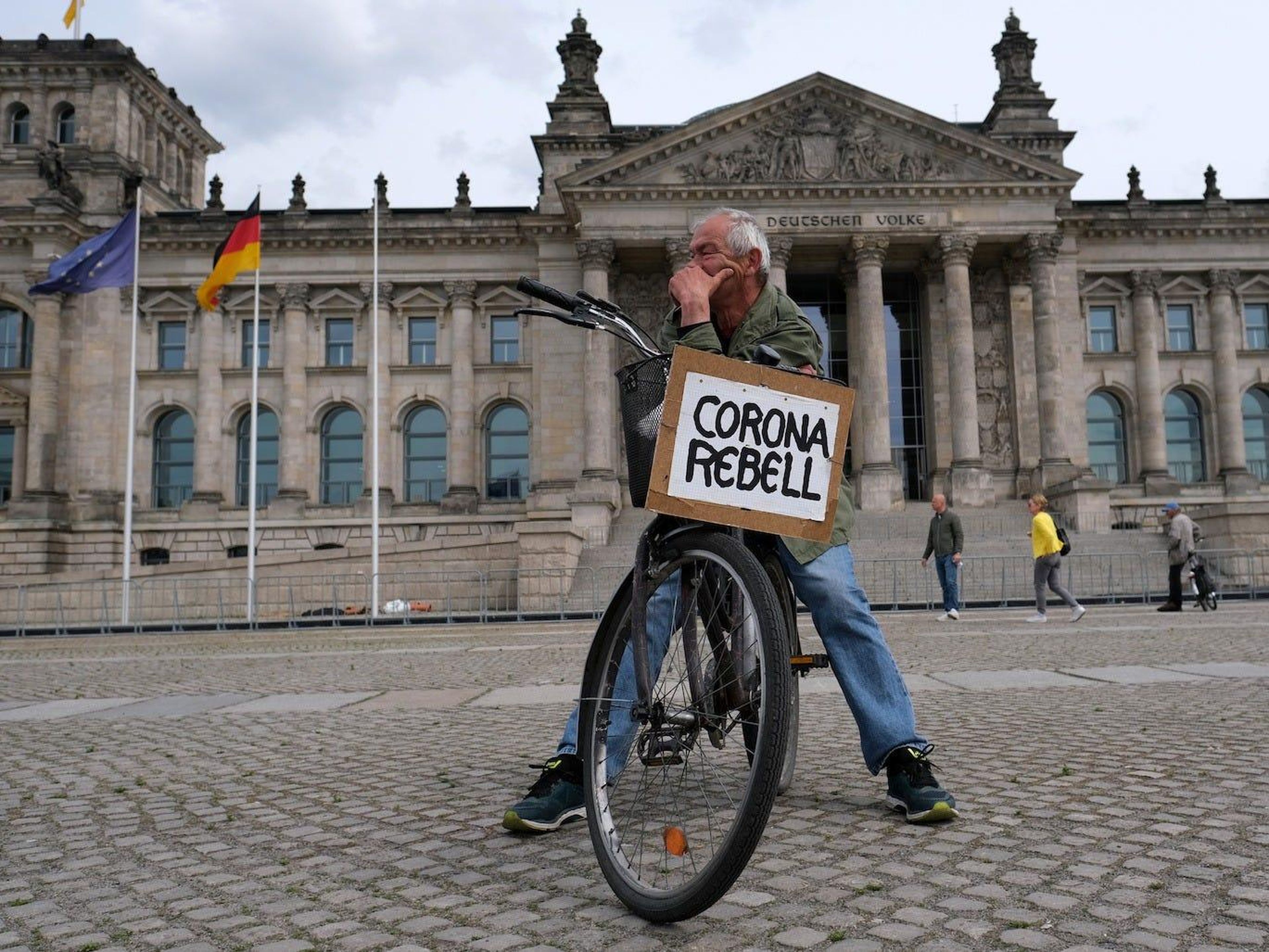 Un hombre protesta contra las restricciones del gobierno frente al Reichstag, en Berlín, Alemania, el 23 de mayo de 2020.