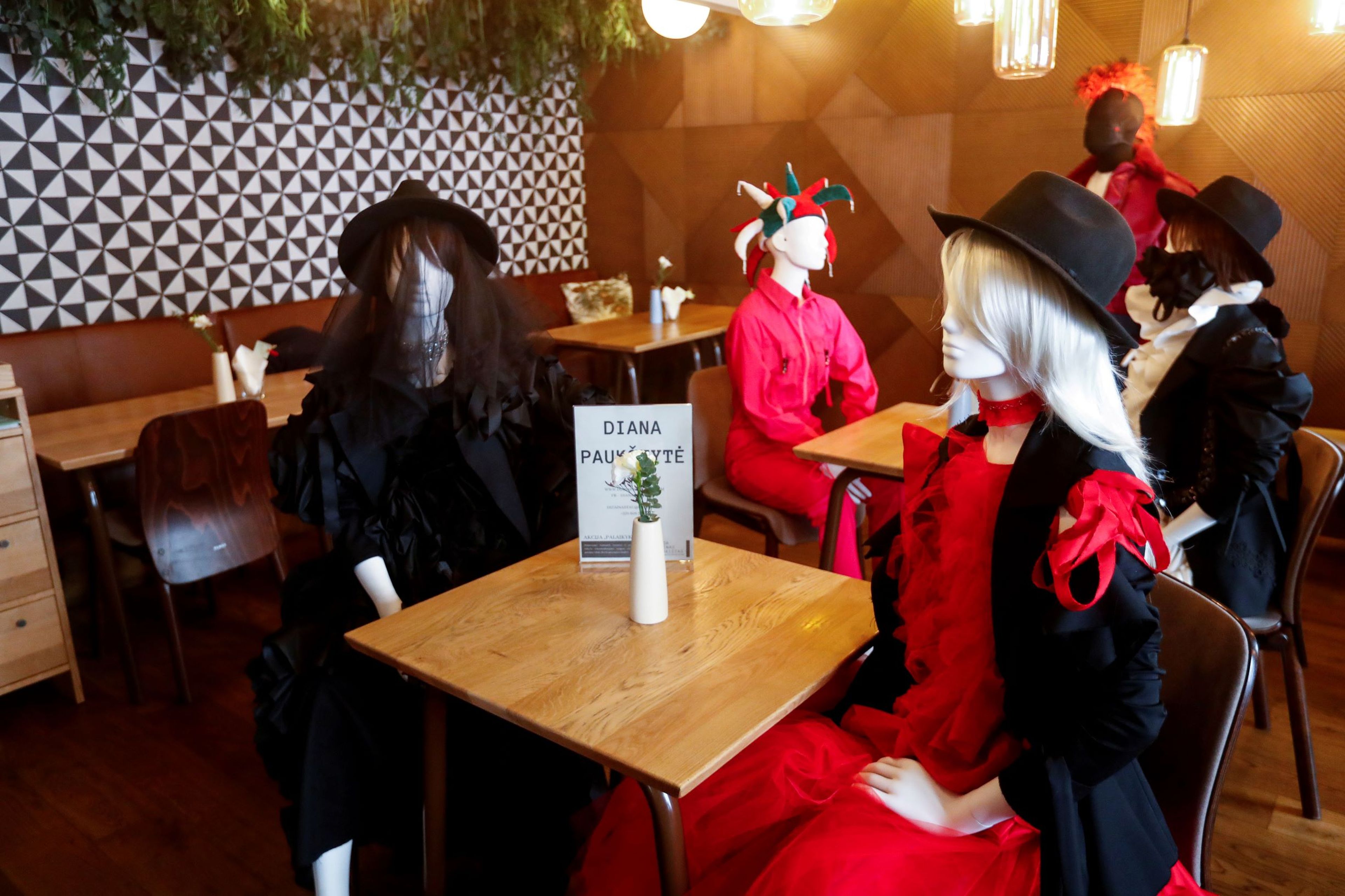 Maniquíes para rellenar la falta de aforo en un restaurante de Vilna, Lituania, durante la crisis del coronavirus.