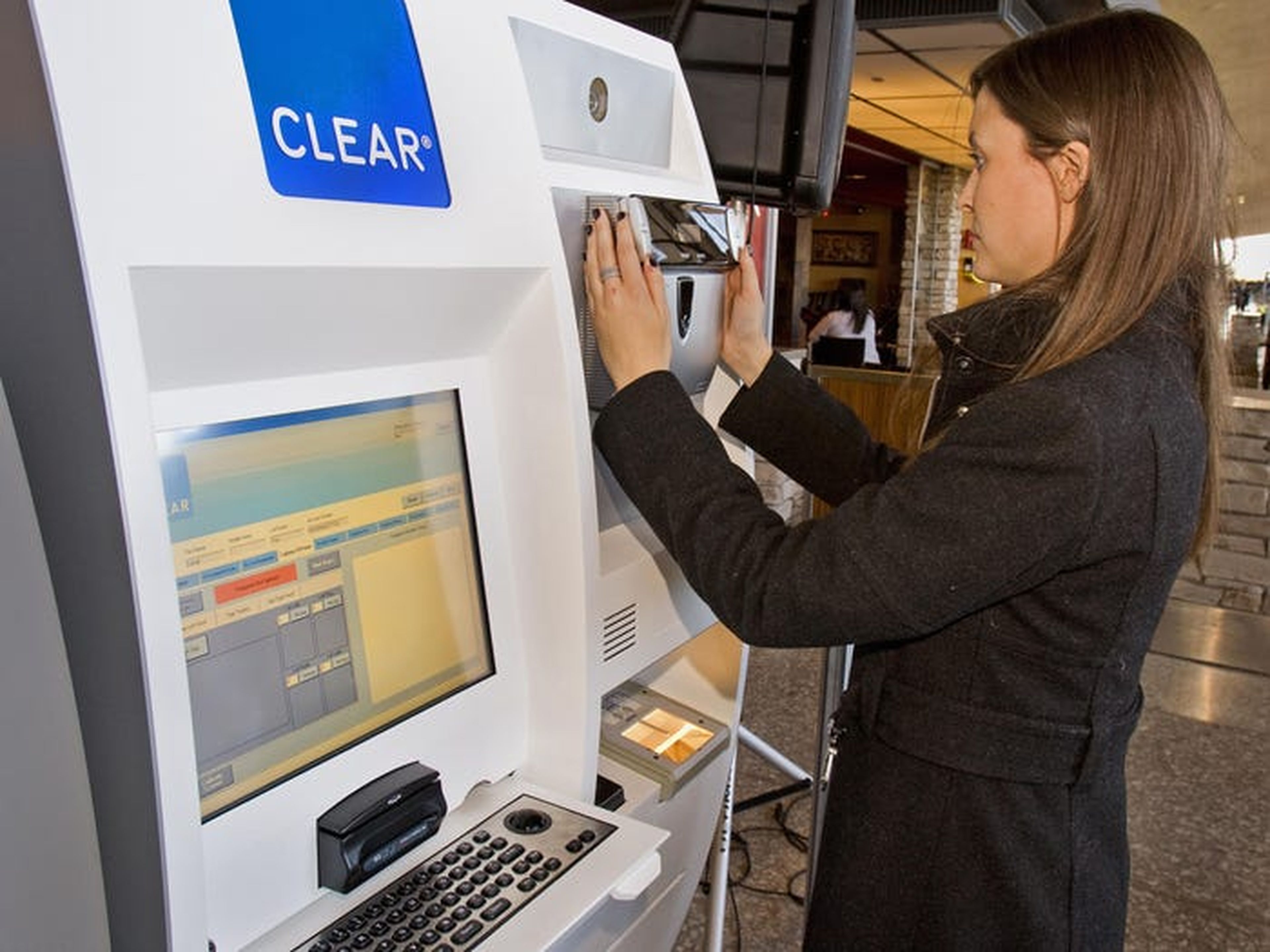 Demostración de cómo funciona una máquina Clear en un aeropuerto.