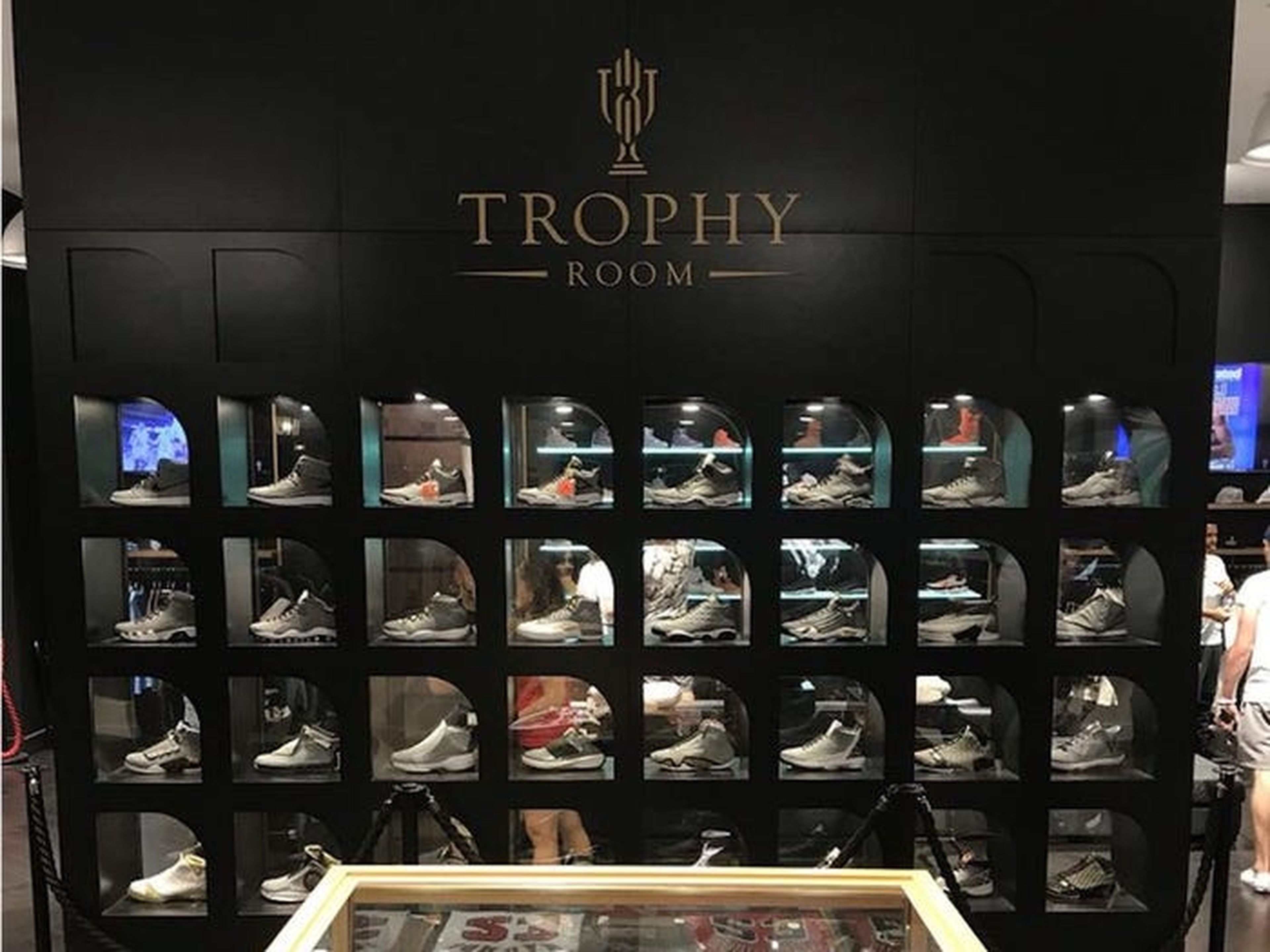 Marcus, el segundo hijo de Jordan, abrió una tienda de zapatillas en Disney World llamada Trophy Room